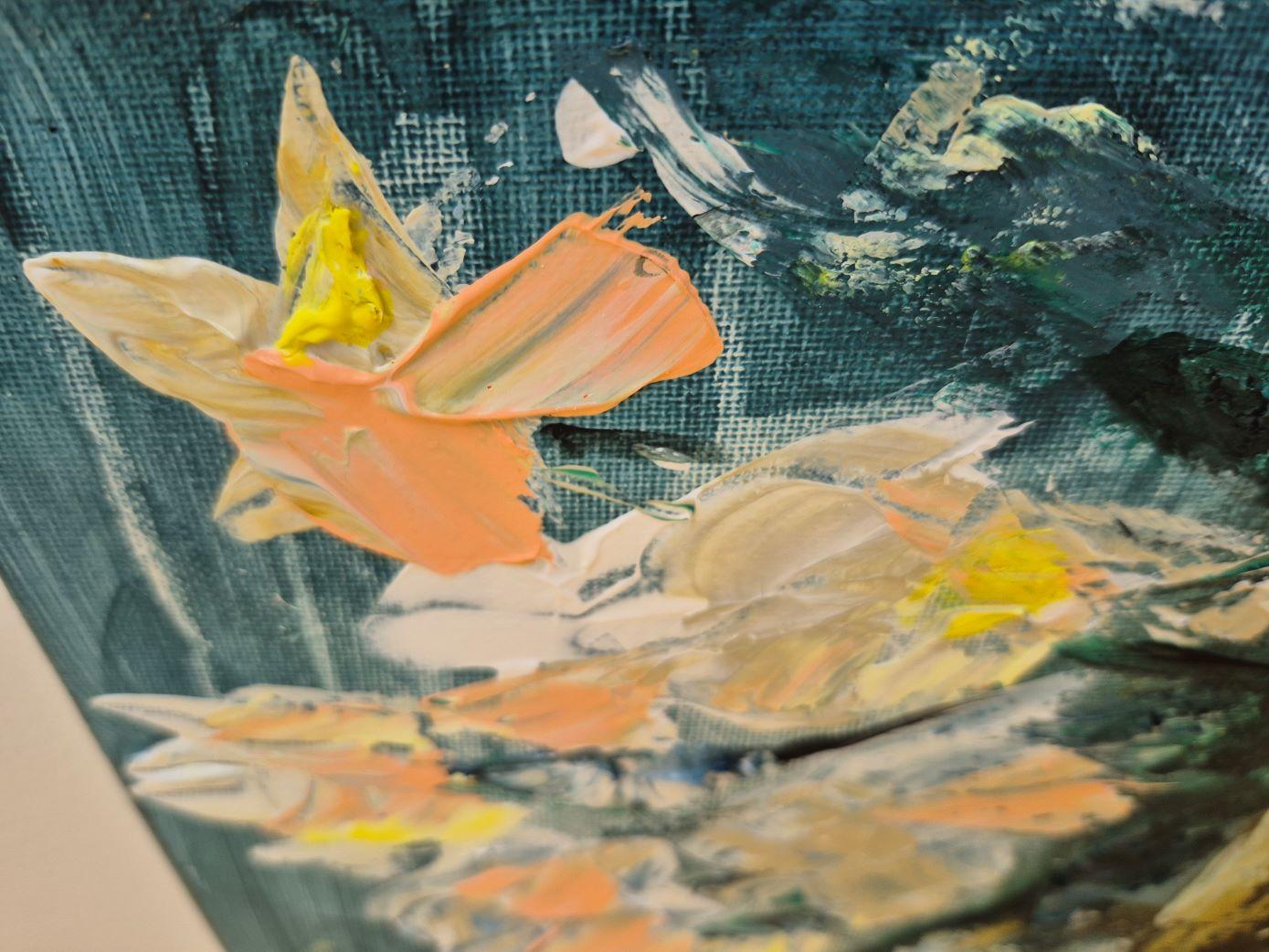 Dieses eindrucksvolle Kunstwerk zeigt ein ausdrucksstarkes Stillleben, das die zarte Schönheit von Blumen in einer Vase einfängt. Der kühne Einsatz von dicken, strukturierten Pinselstrichen vermittelt ein Gefühl von Bewegung und Vitalität und