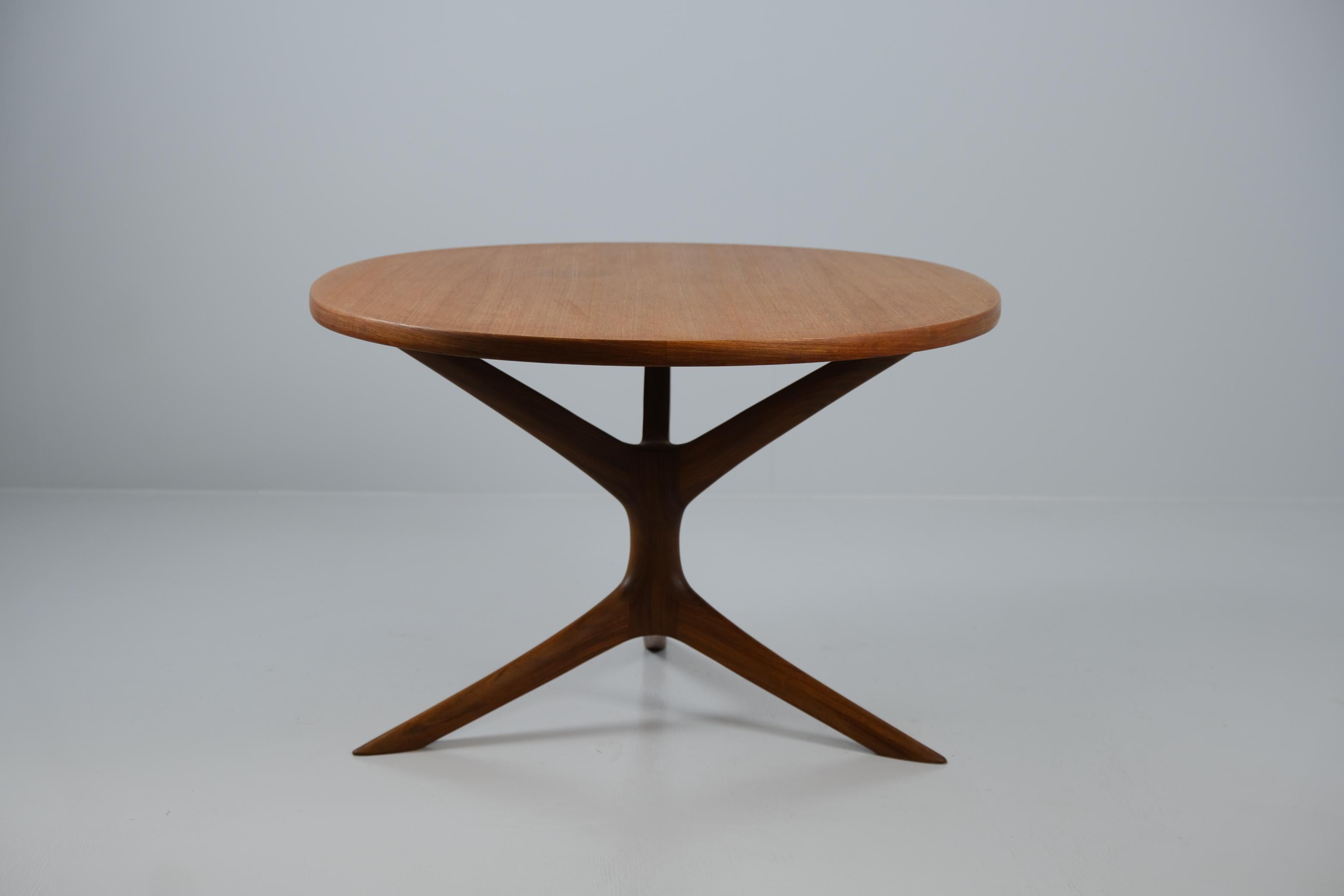 Lea Nevanlinna Ovaler Couchtisch aus Teakholz mit skulpturalem Stativbein, 1950er Jahre im Angebot 3