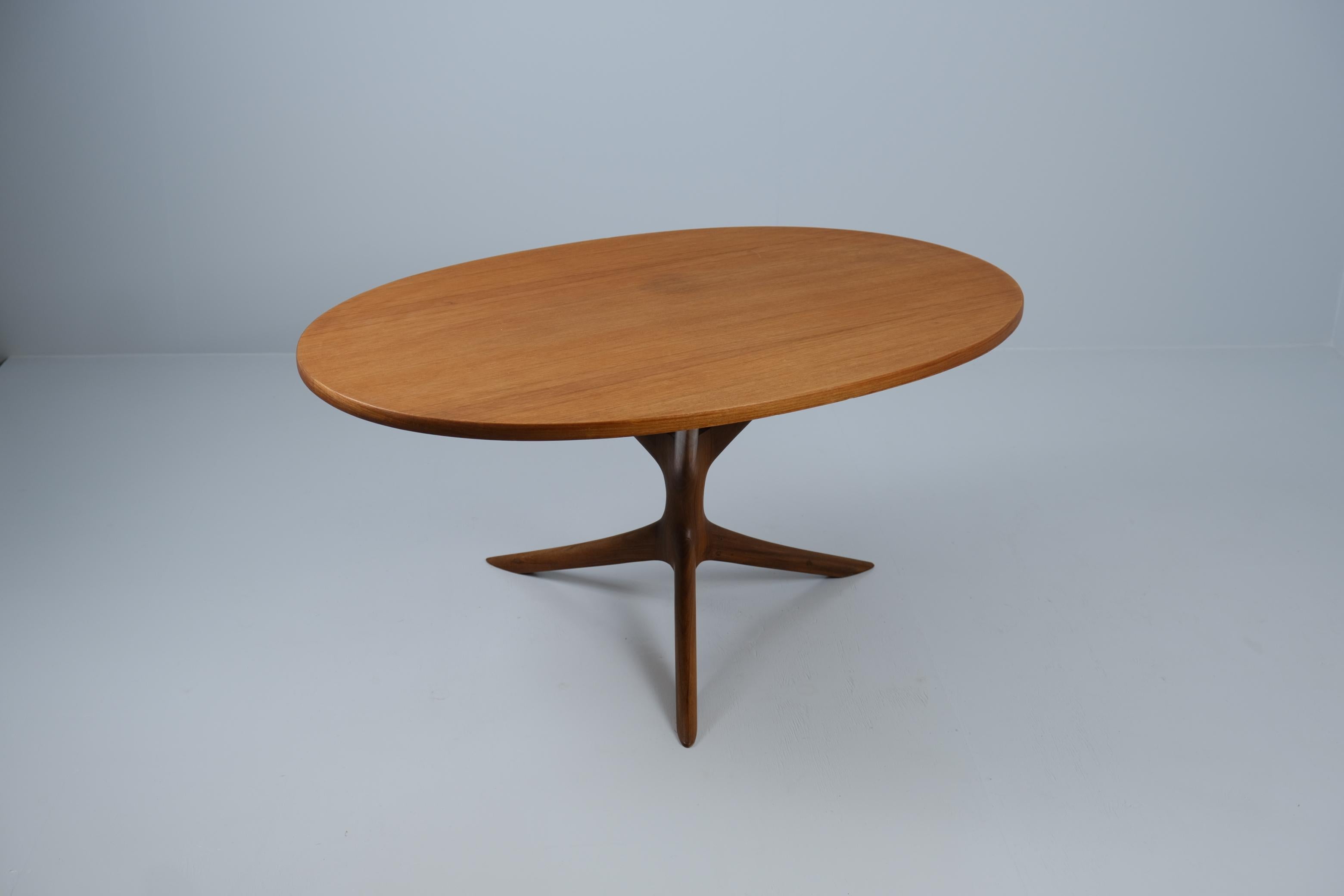 Ein schöner Couchtisch aus Teakholz aus den 1950er Jahren. 
Dieser Tisch ähnelt der Einfachheit, mit der sich die meisten finnischen Designer in ihren minimalistischen Entwürfen der 1930er bis 1970er Jahre identifizierten.  Nichts als die