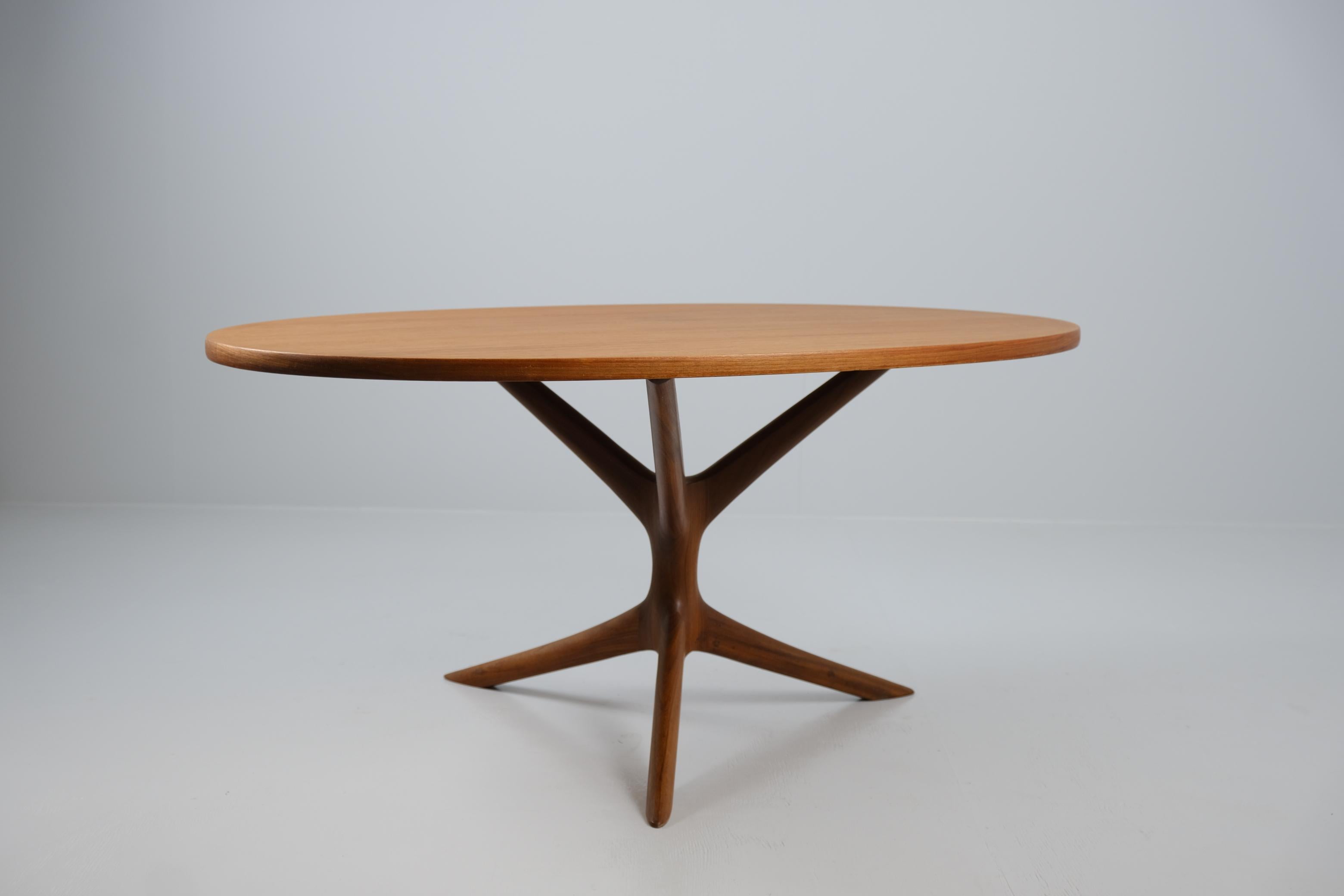 Lea Nevanlinna Ovaler Couchtisch aus Teakholz mit skulpturalem Stativbein, 1950er Jahre (Skandinavische Moderne) im Angebot