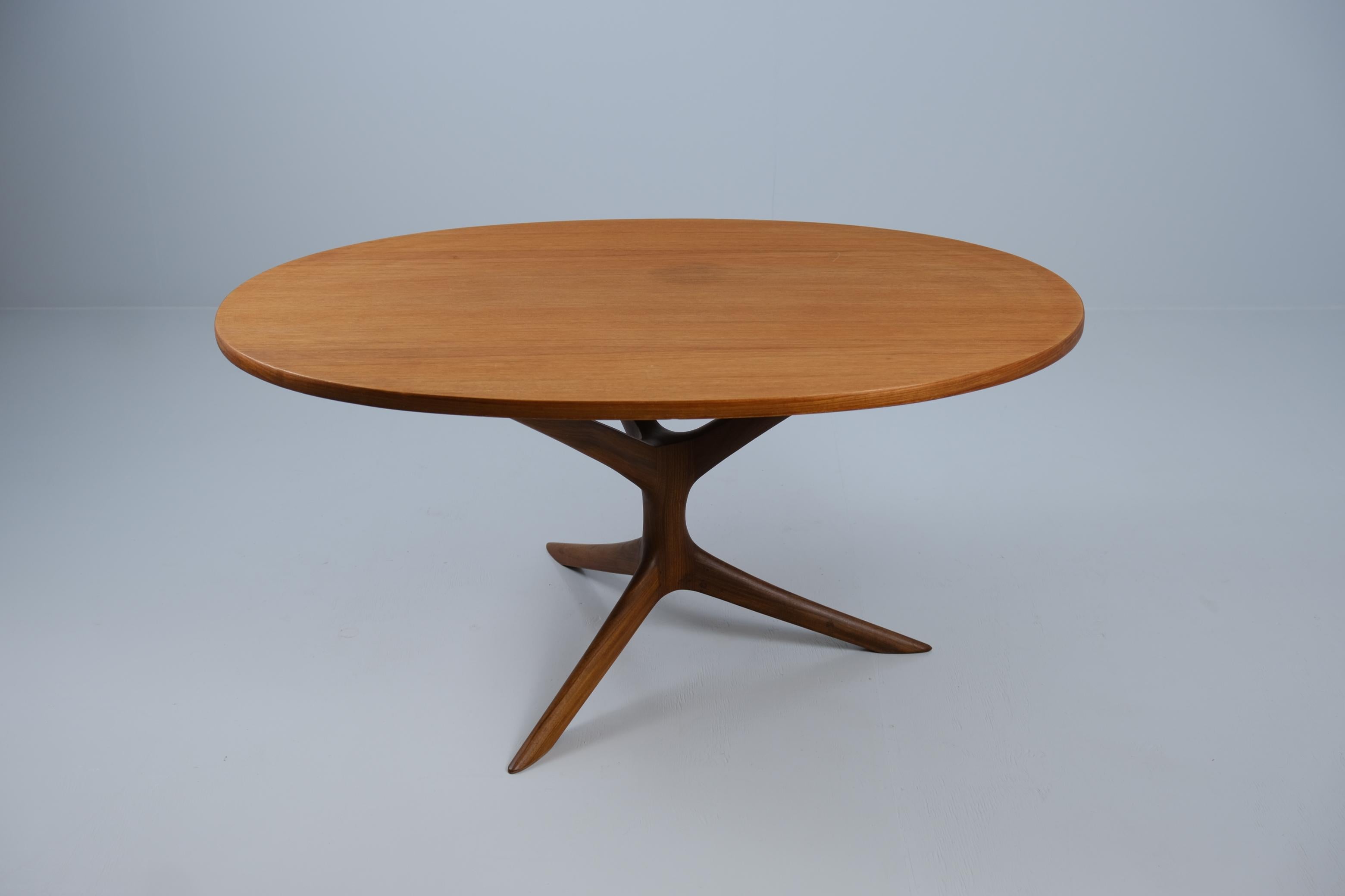 Lea Nevanlinna Ovaler Couchtisch aus Teakholz mit skulpturalem Stativbein, 1950er Jahre (Finnisch) im Angebot