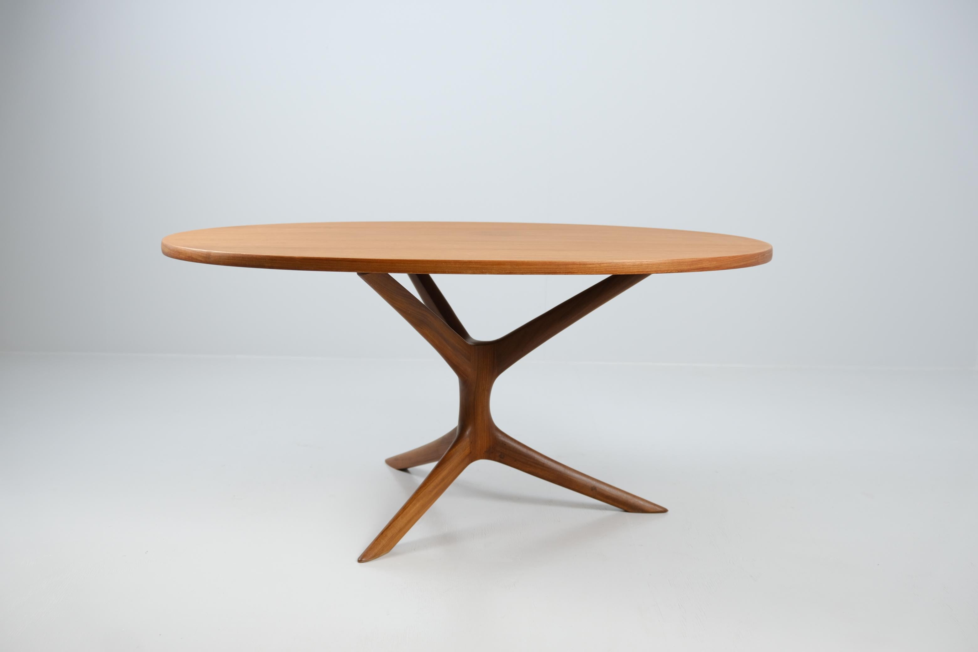 Lea Nevanlinna Ovaler Couchtisch aus Teakholz mit skulpturalem Stativbein, 1950er Jahre im Zustand „Gut“ im Angebot in Helsinki, FI