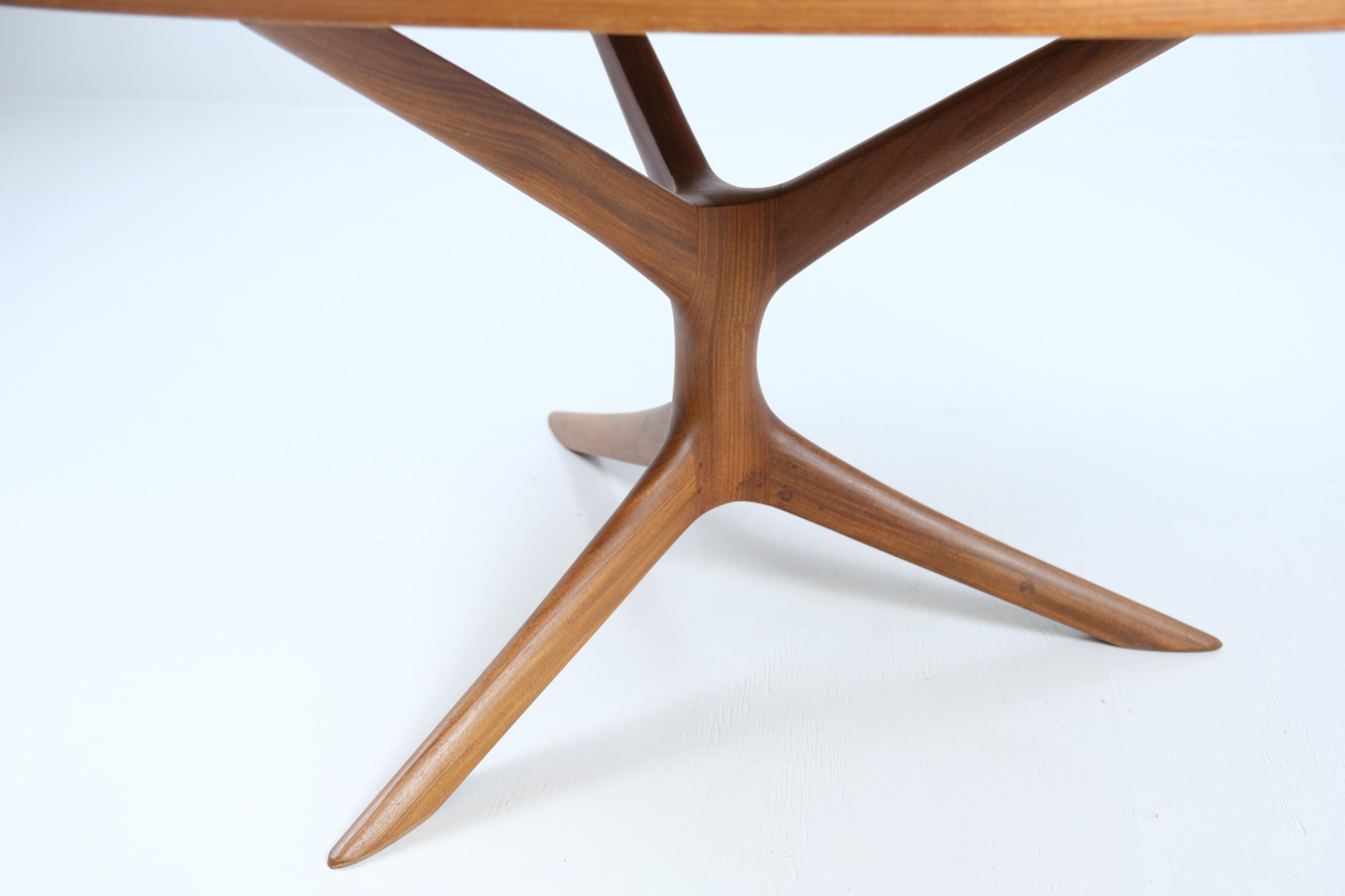 Lea Nevanlinna Ovaler Couchtisch aus Teakholz mit skulpturalem Stativbein, 1950er Jahre (Mitte des 20. Jahrhunderts) im Angebot