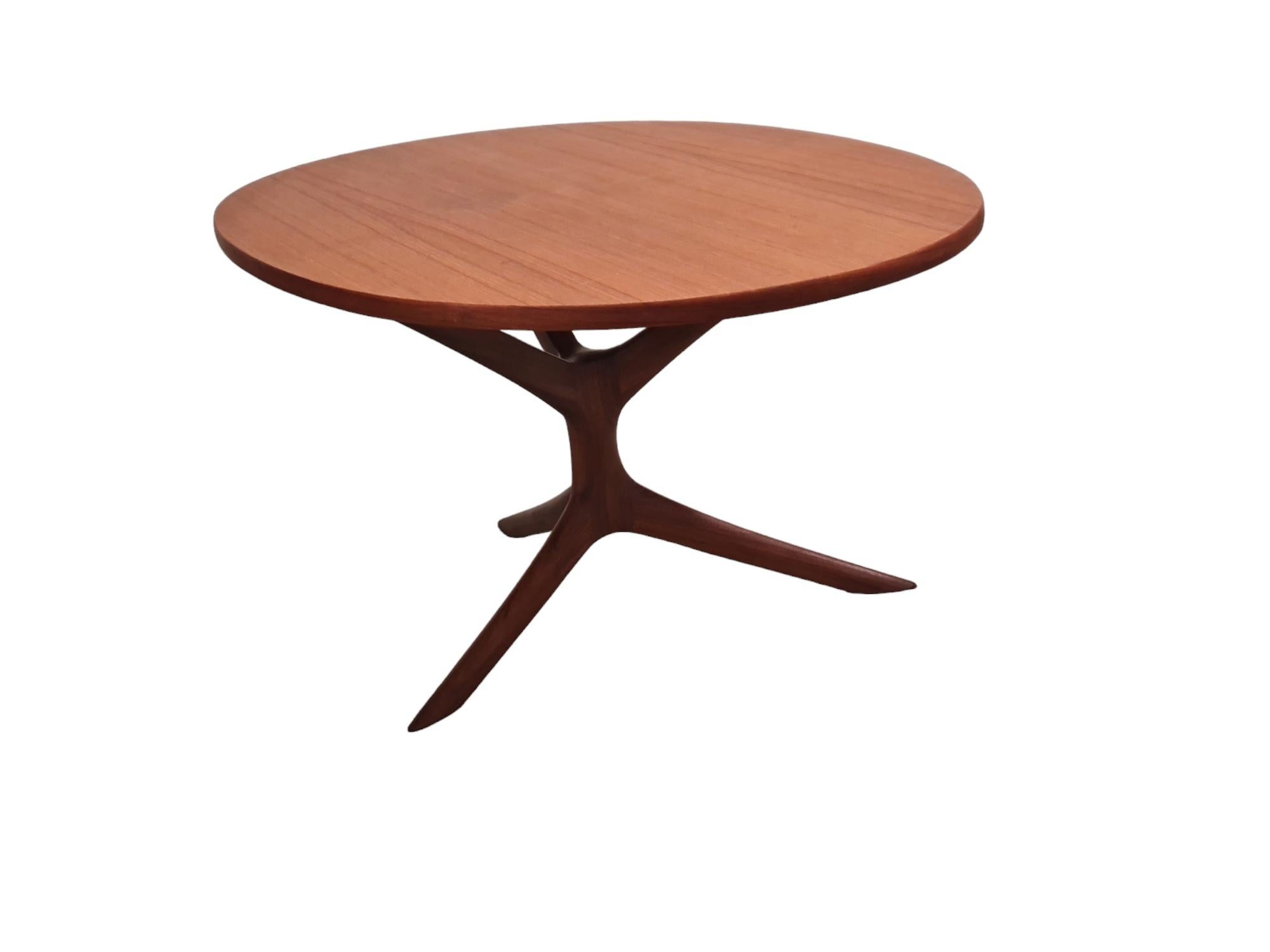 A beautiful teak coffee table from the 1950s. 

Lea Nevanlinna was an interior architect that had a few furniture designs. She was a member of the society of decorative artists in Finland Ornamo.  

This table resembels the simplicity that most