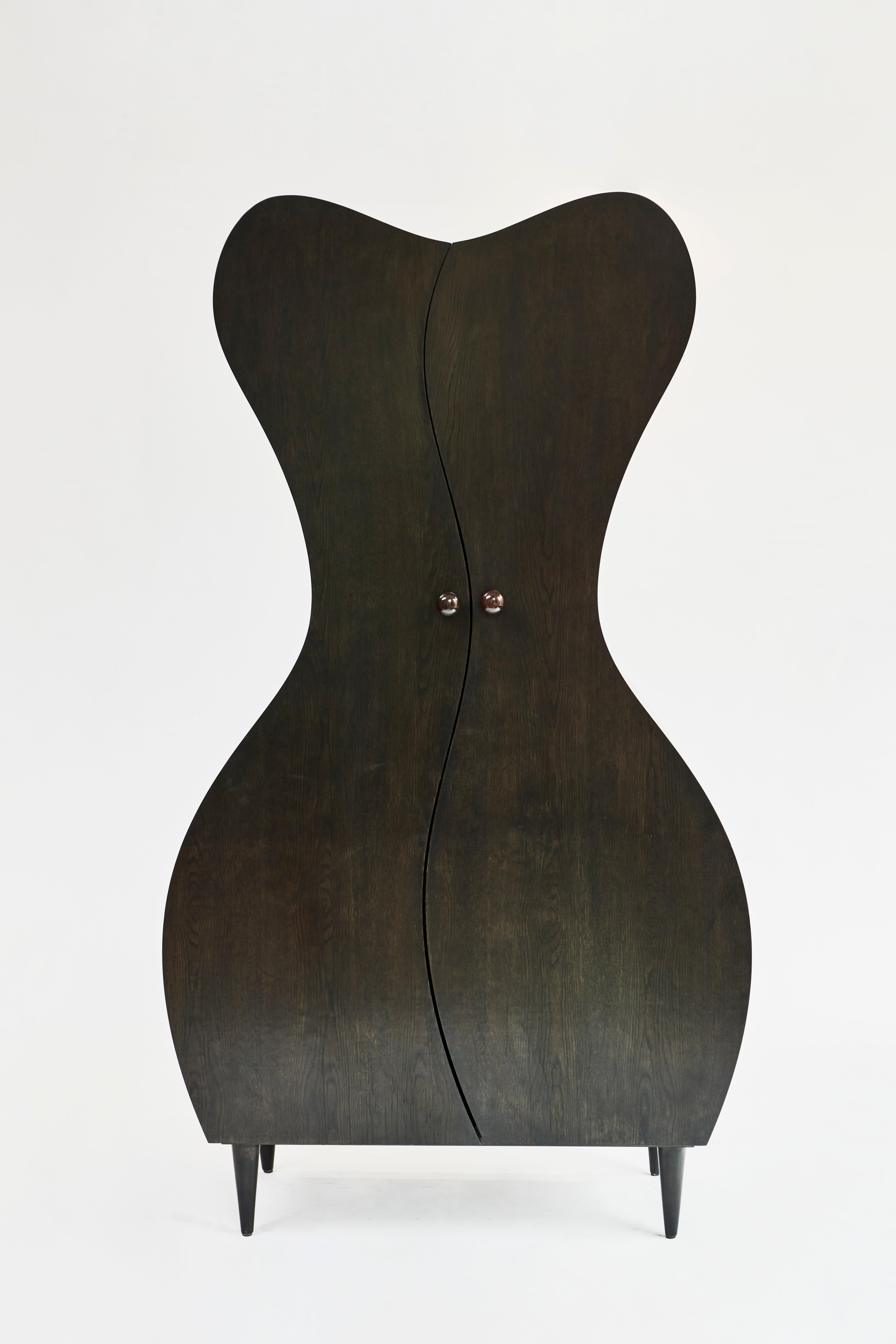 Armadio silhouette in lacca espressa su ordinazione, disegnato da Christian Siriano.

Materiale: Laccato espresso (disponibile con finitura personalizzata)

Dimensioni:
Larghezza complessiva: 46