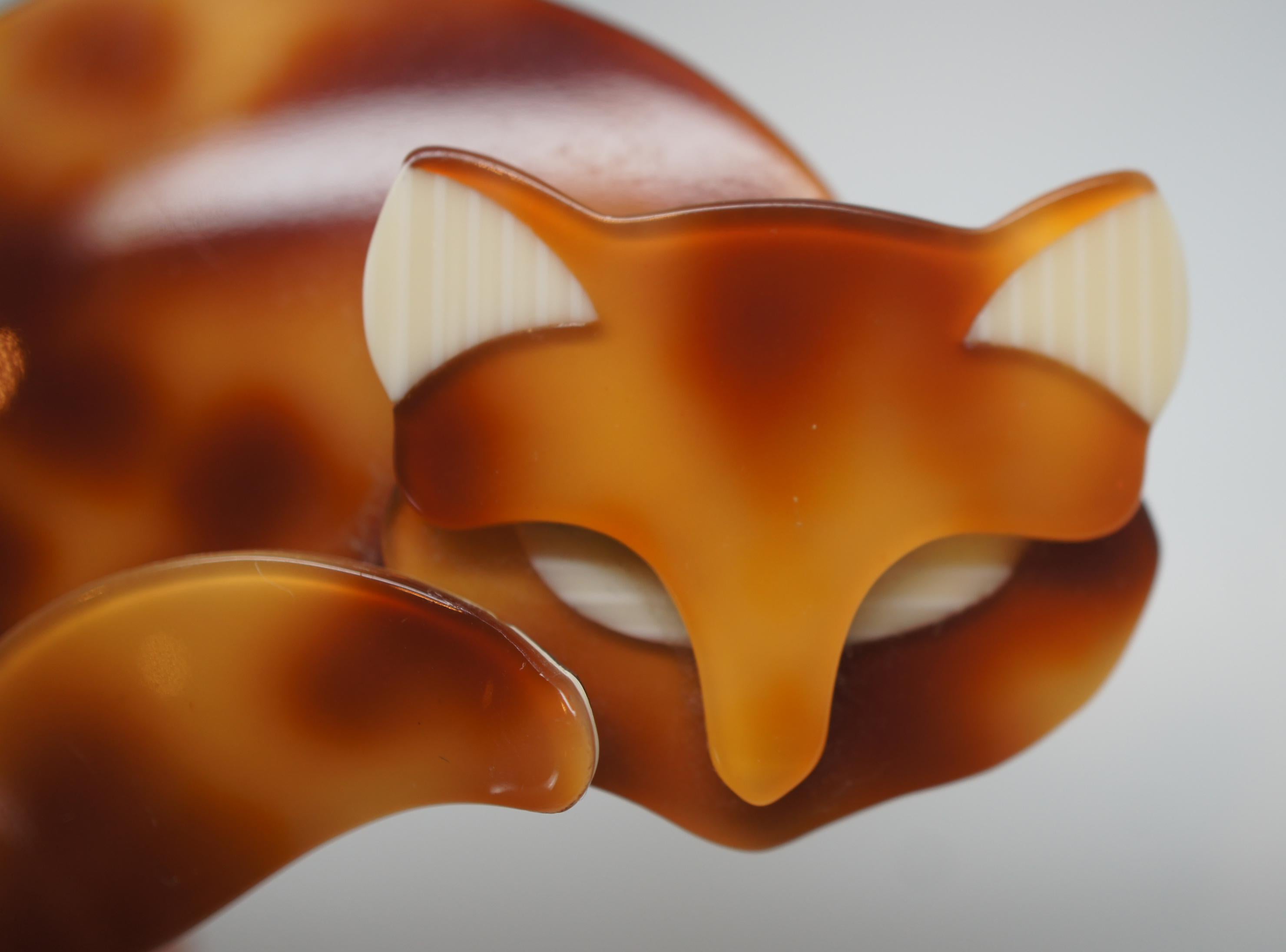 Bakélite Broche de chat en cuir Stein Gomina avec épingle en bakélite et écaille de tortue orange, mi-siècle moderne