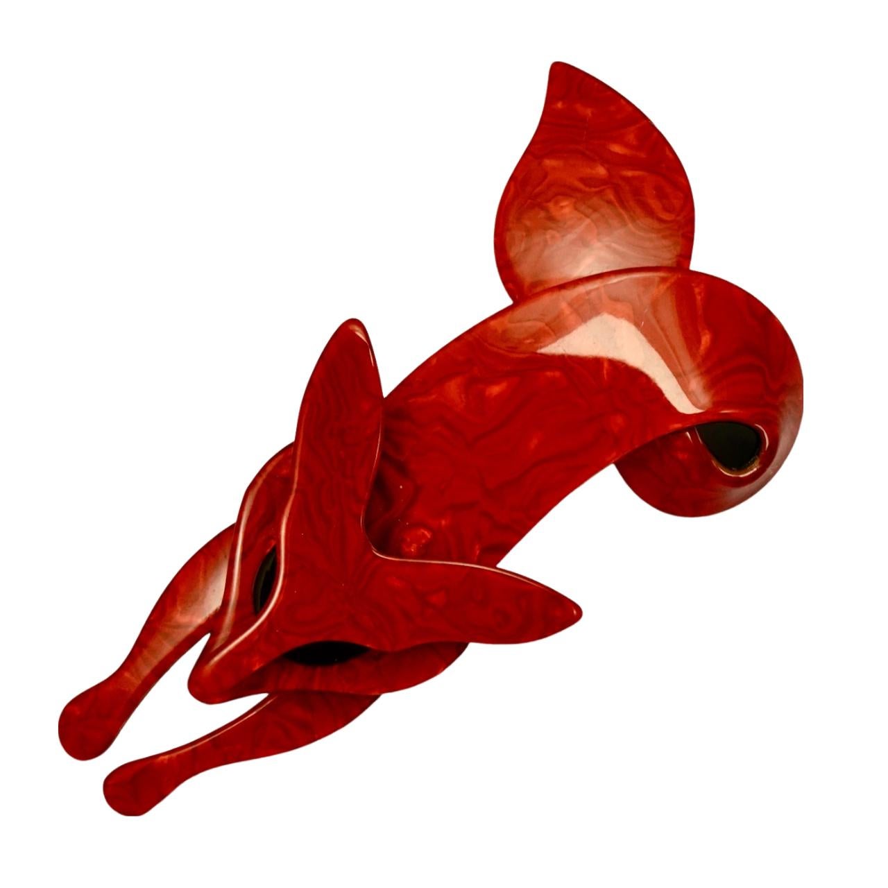 Broche Lea Stein de zorro rojo con ojos negros en muy buen estado y con un precioso diseño jaspeado. El broche es de plástico estratificado y mide 9,5 cm de largo por 5,7 cm de ancho máximo.

Se trata de un precioso broche de zorro rojo jaspeado de