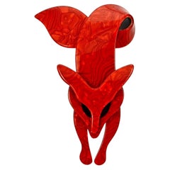 Broche en cuir Stein marbrée rouge avec yeux de renard noirs 
