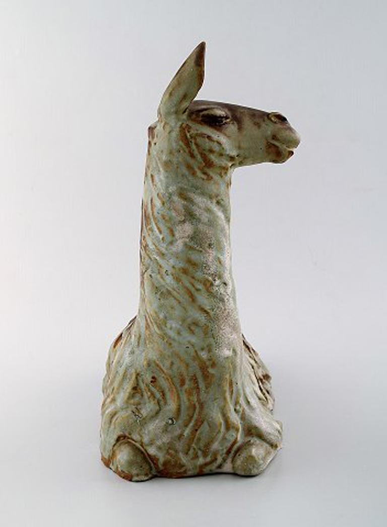 Lea von Mickwitz (1884-1978) pour l'Arabie. Grande sculpture en grès émaillé. Lama. Belle glaçure dans les tons bruns et verts, années 1940.
Mesures : 28 x 25 cm.
En très bon état.
Estampillé.