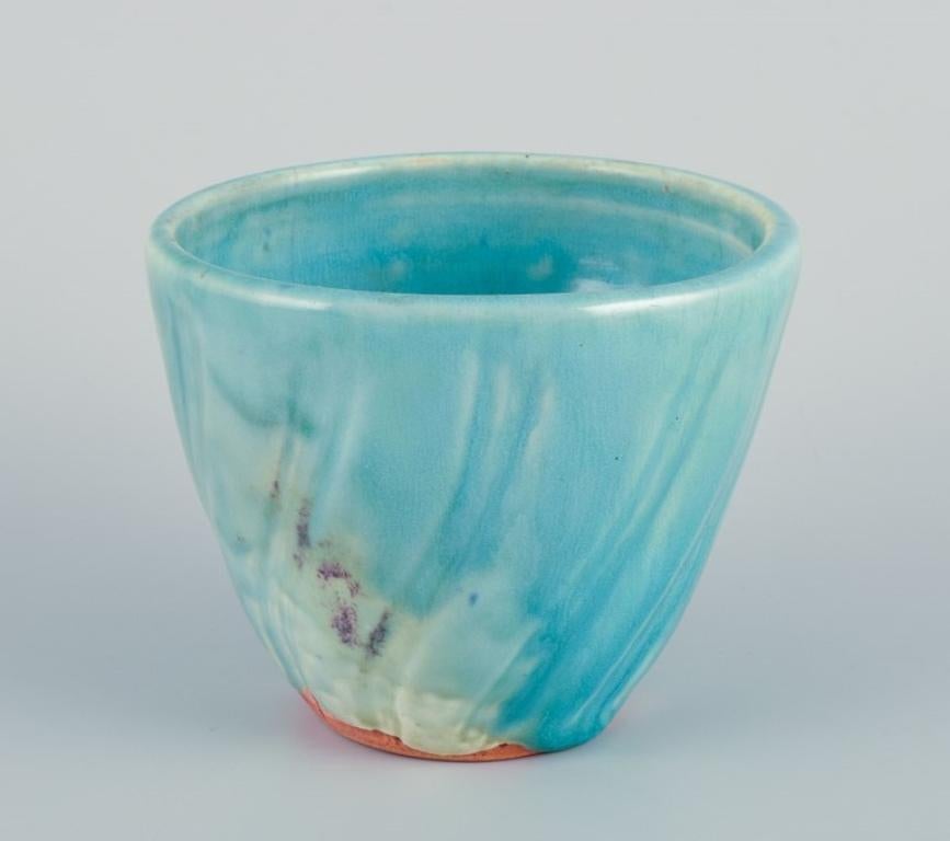 Scandinavian Modern Lea von Mickwitz for Arabia, Finland. Ceramic bowl with turquoise glaze For Sale