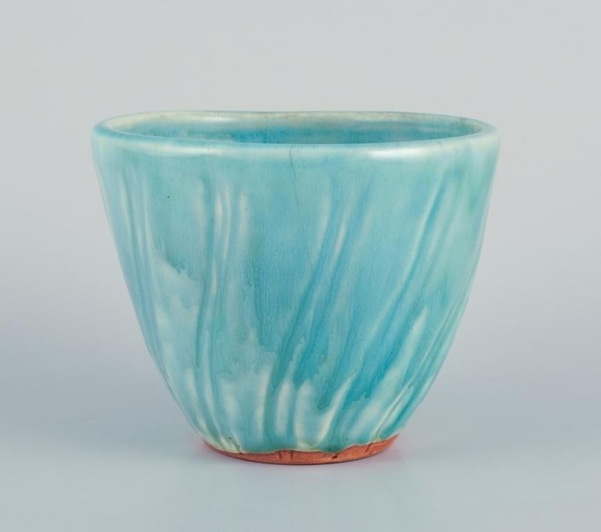 Glazed Lea von Mickwitz for Arabia, Finland. Ceramic bowl with turquoise glaze For Sale