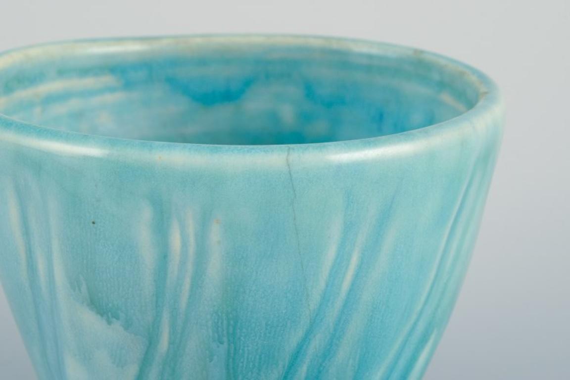 Lea von Mickwitz for Arabia, Finland. Ceramic bowl with turquoise glaze In Good Condition For Sale In Copenhagen, DK