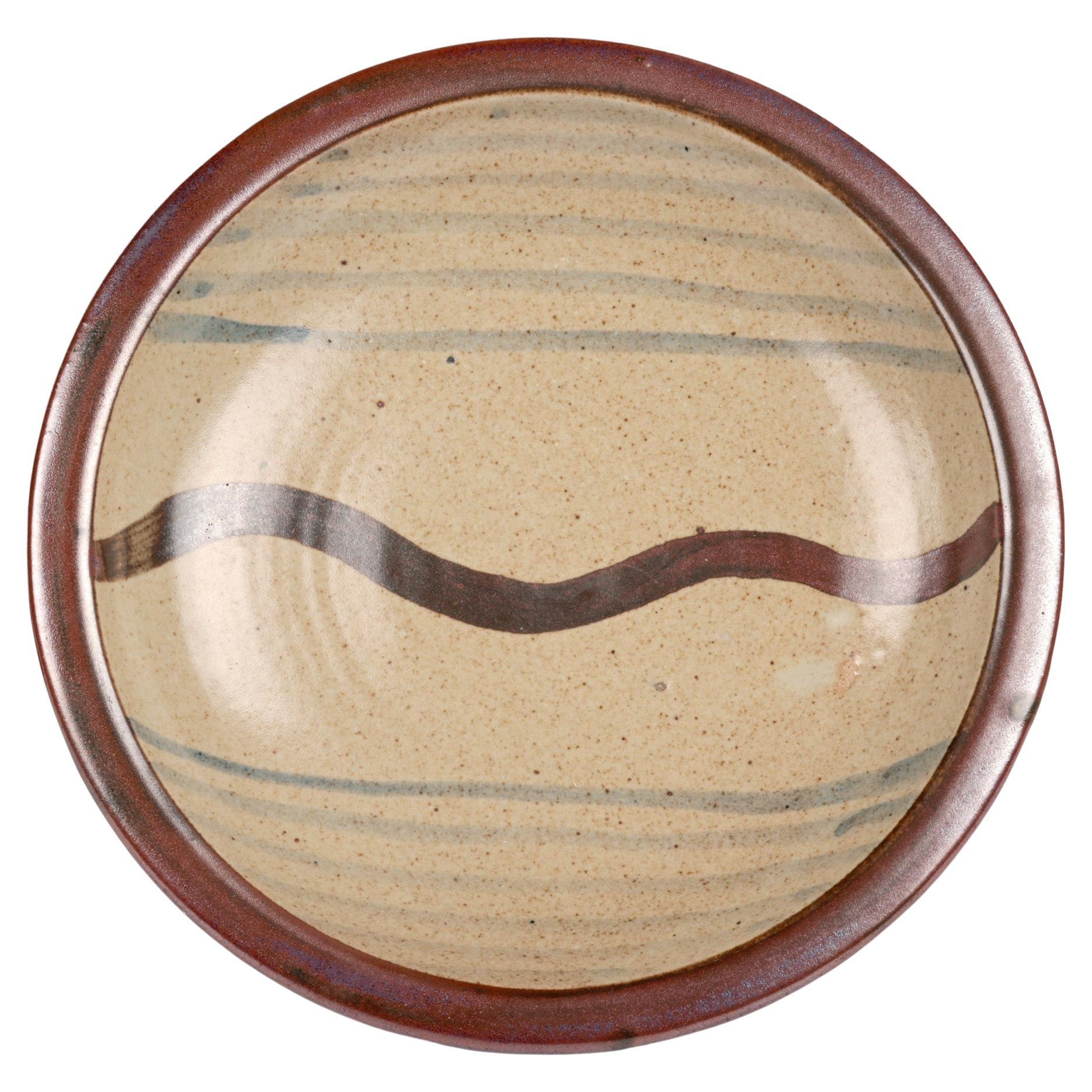 Leach Pottery Impressionante piatto da torta Studio Pottery con design a strascico