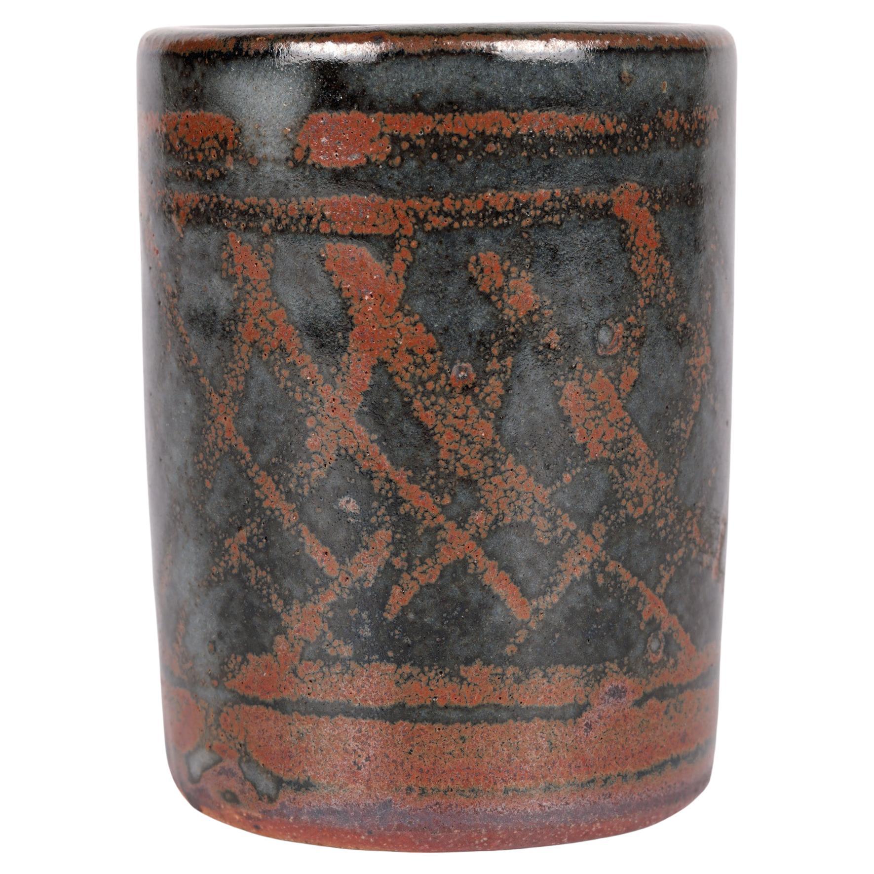 Studio Pottery Leach Pottery St Ives Pottery con motivo a croce e pennello