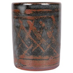 Studio Pottery Leach Pottery St Ives Pottery con motivo a croce e pennello