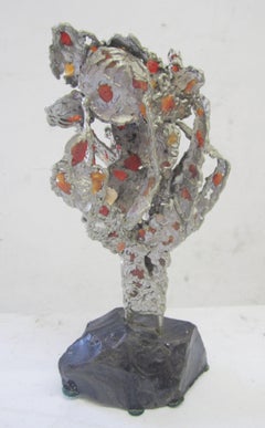 Scultura astratta in piombo con base in ossidiana e inserti in agata