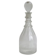 Carafe en verre taillé en cristal au plomb avec trois anneaux de col et un bouchon en forme de losange, vers 1790.