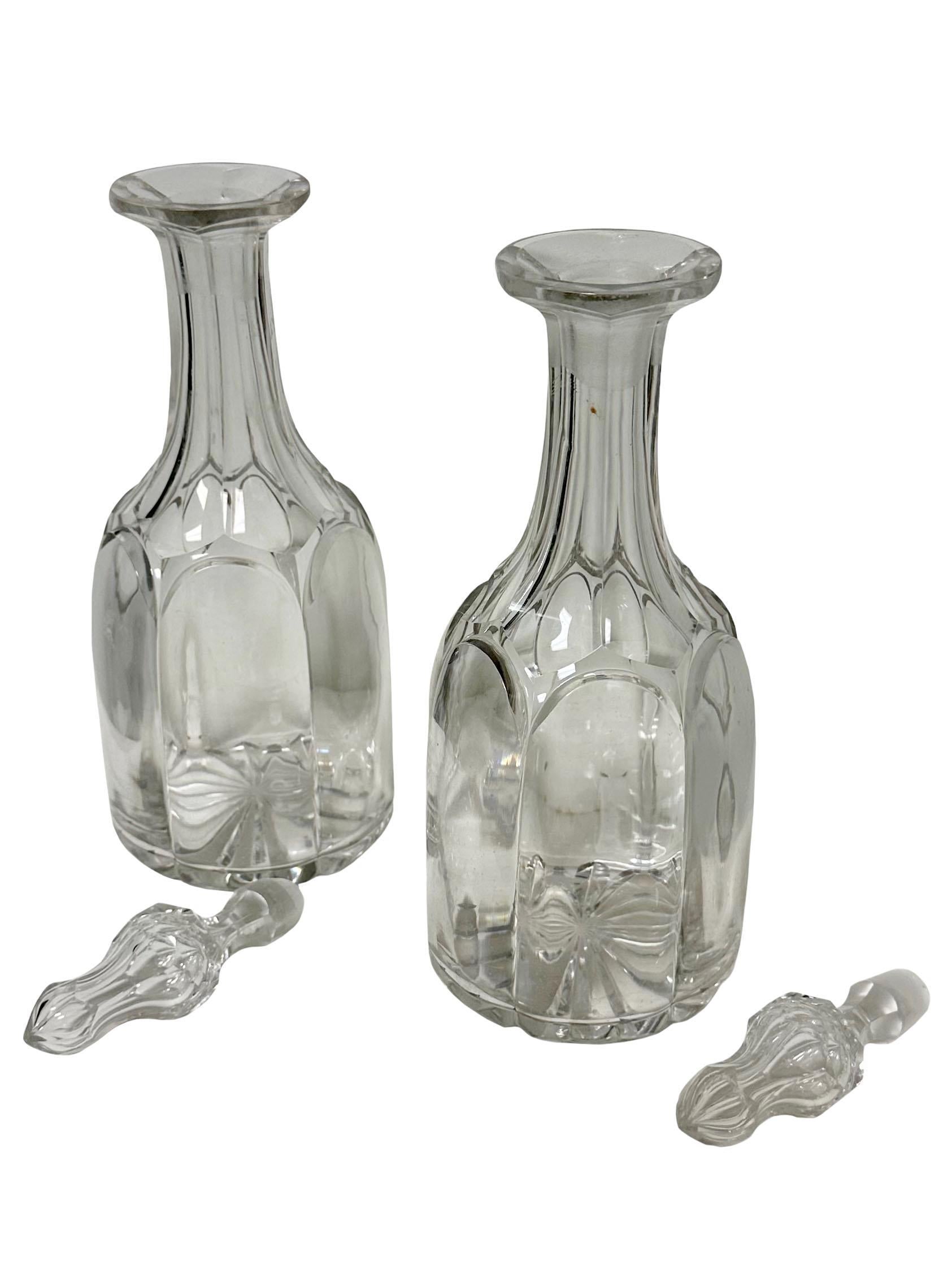 Il s'agit d'une magnifique paire de carafes en cristal de plomb taillé et soufflé à la main, avec de beaux fleurons. Ils datent d'environ 1820 à 1830 et sont probablement irlandais ou écossais, mais c'est un bel exemple de verre ancien. Ils sont en