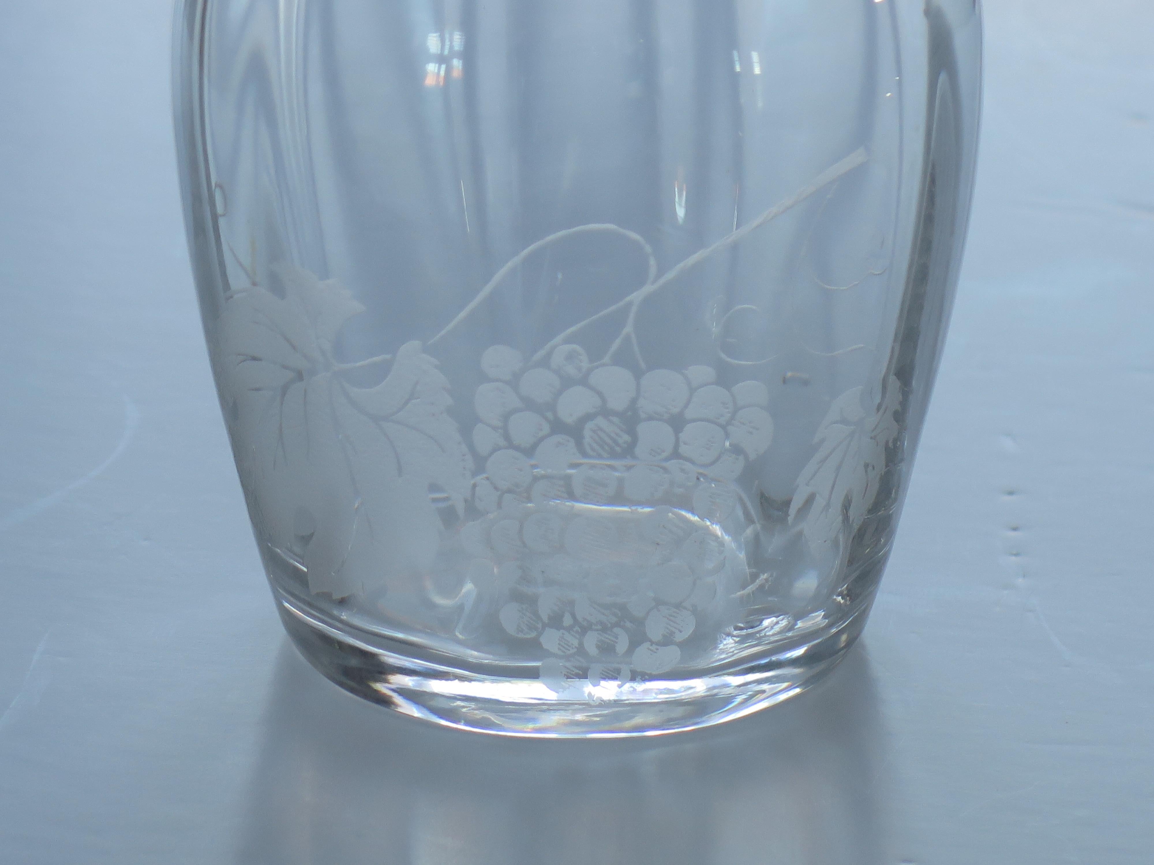 Carafe ou carafe à décanter en cristal au plomb avec vigne de raisin gravée, milieu du 20e siècle en vente 5