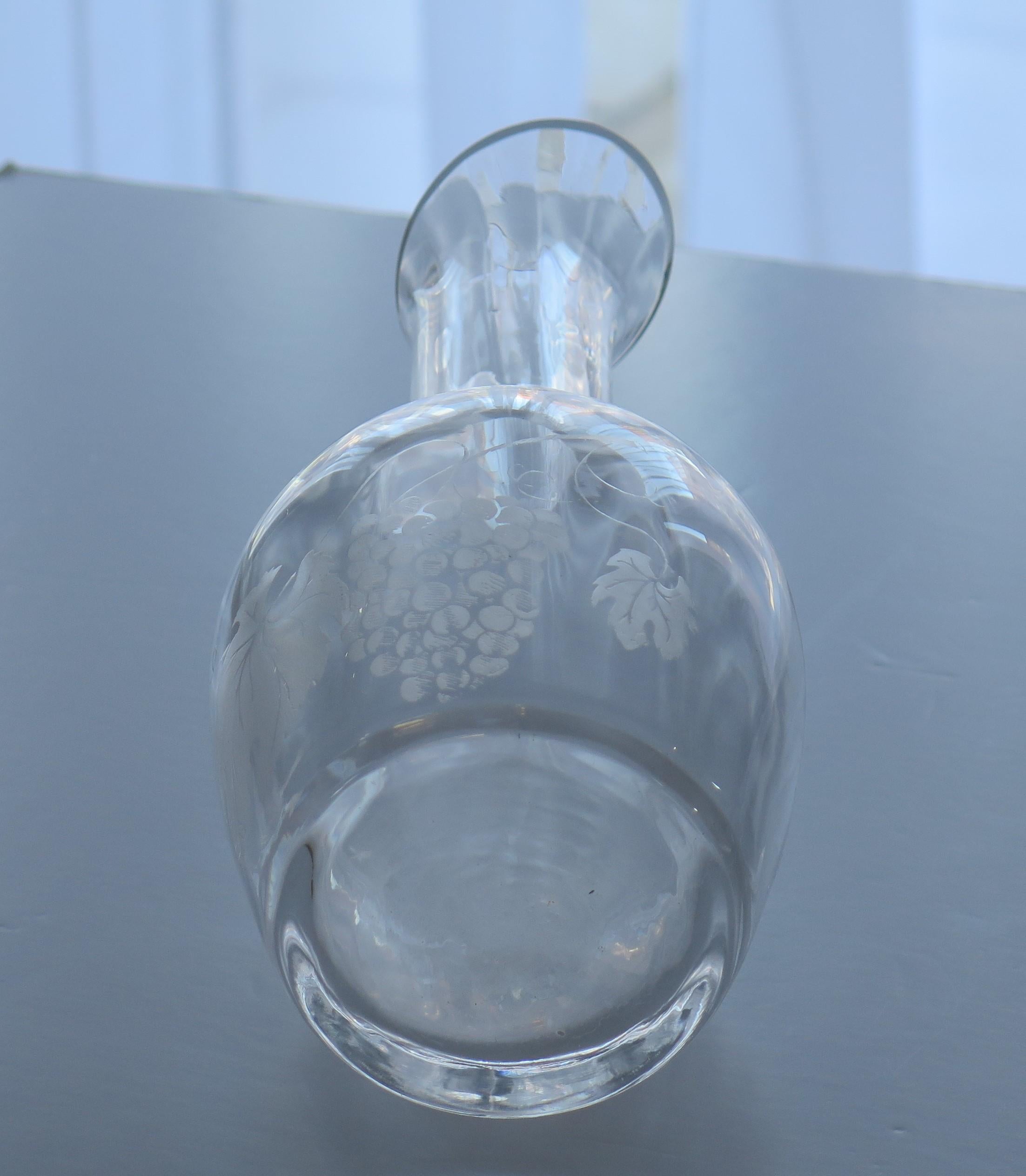 Carafe ou carafe à décanter en cristal au plomb avec vigne de raisin gravée, milieu du 20e siècle en vente 8