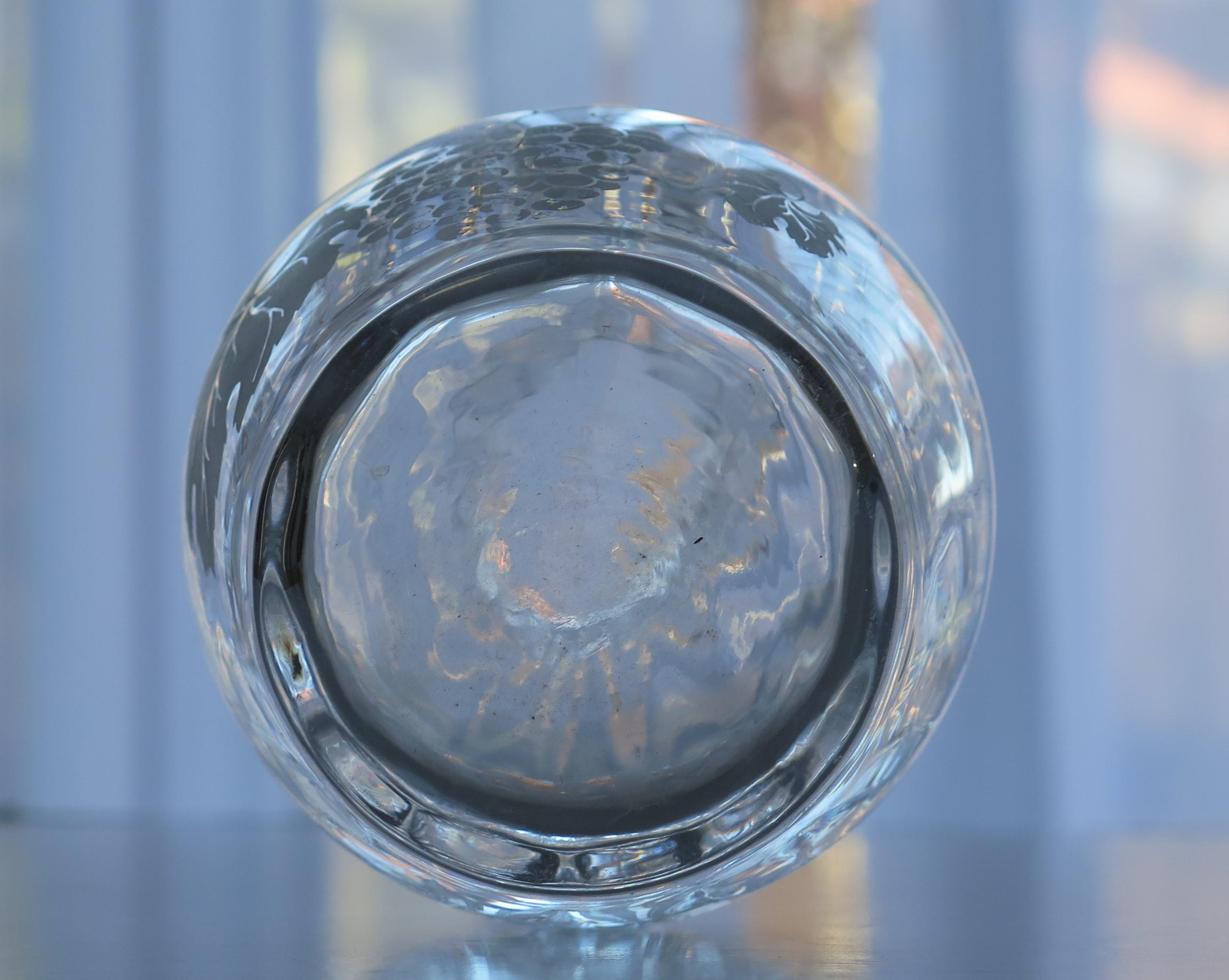Carafe ou carafe à décanter en cristal au plomb avec vigne de raisin gravée, milieu du 20e siècle en vente 9