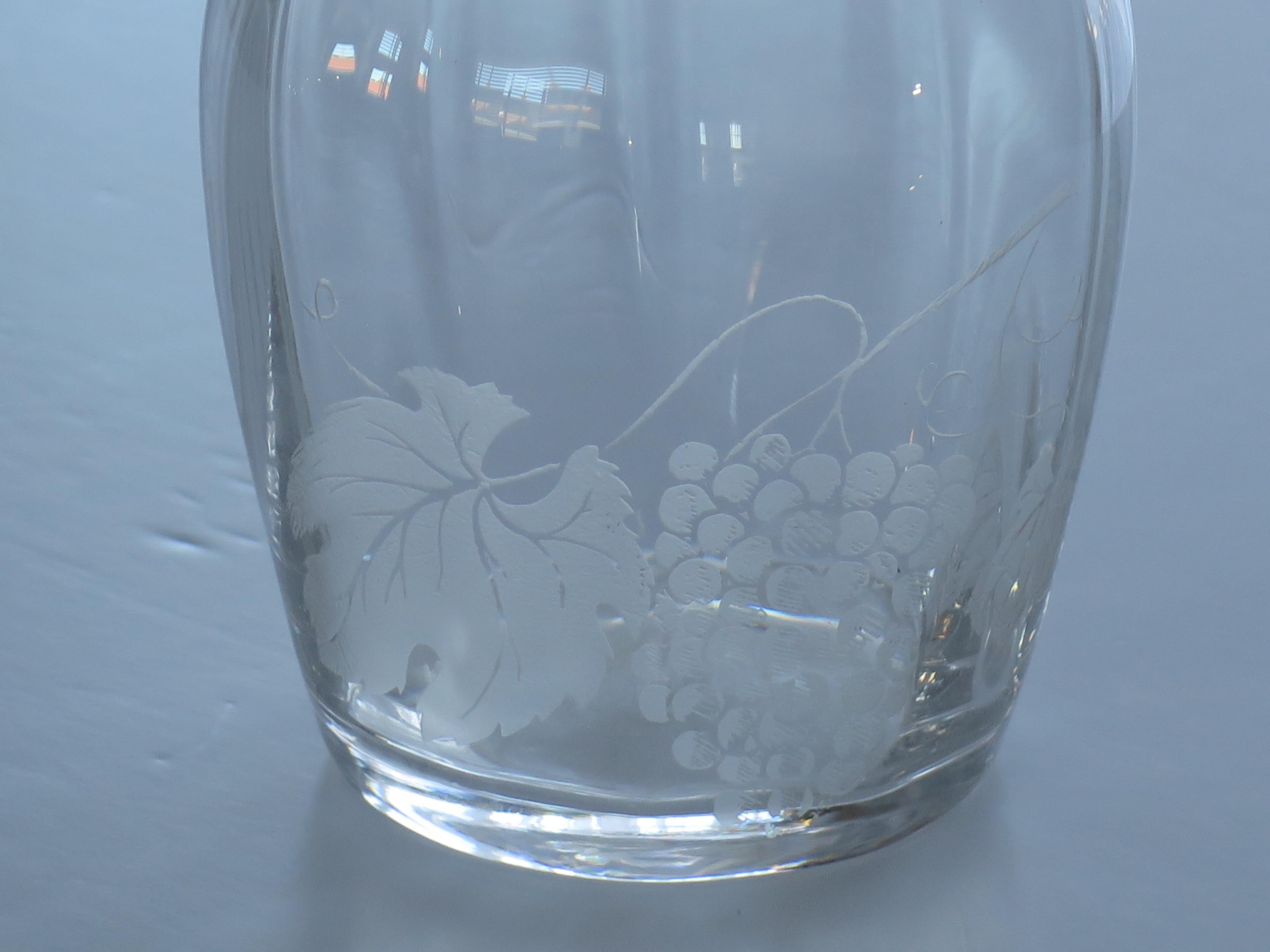 Mid-Century Modern Carafe ou carafe à décanter en cristal au plomb avec vigne de raisin gravée, milieu du 20e siècle en vente