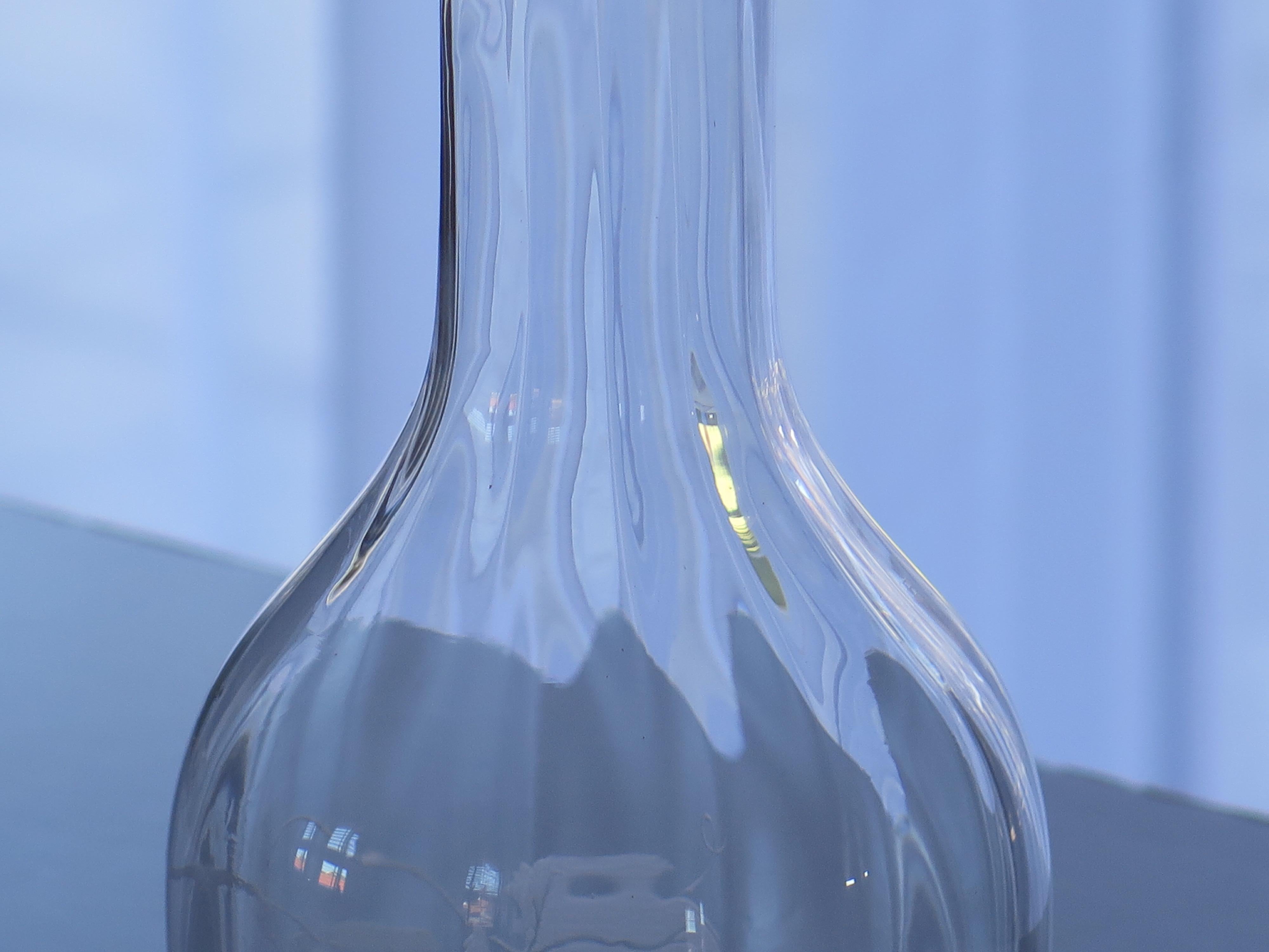 Carafe ou carafe à décanter en cristal au plomb avec vigne de raisin gravée, milieu du 20e siècle Bon état - En vente à Lincoln, Lincolnshire