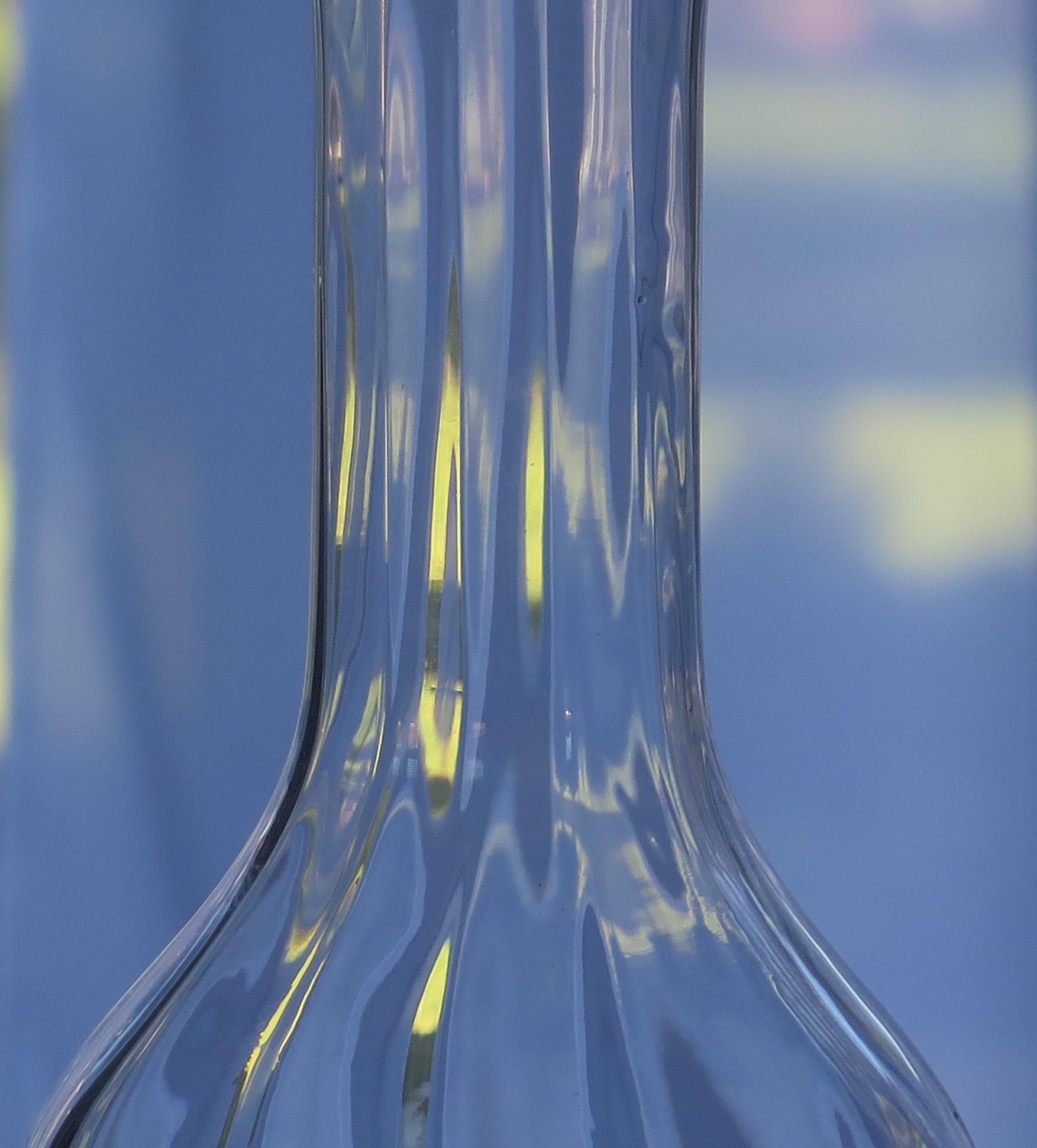 Bleikristallglaskaraffe oder Dekanter mit geätzter Weinrebe, Mitte des 20. Jahrhunderts (Glas) im Angebot