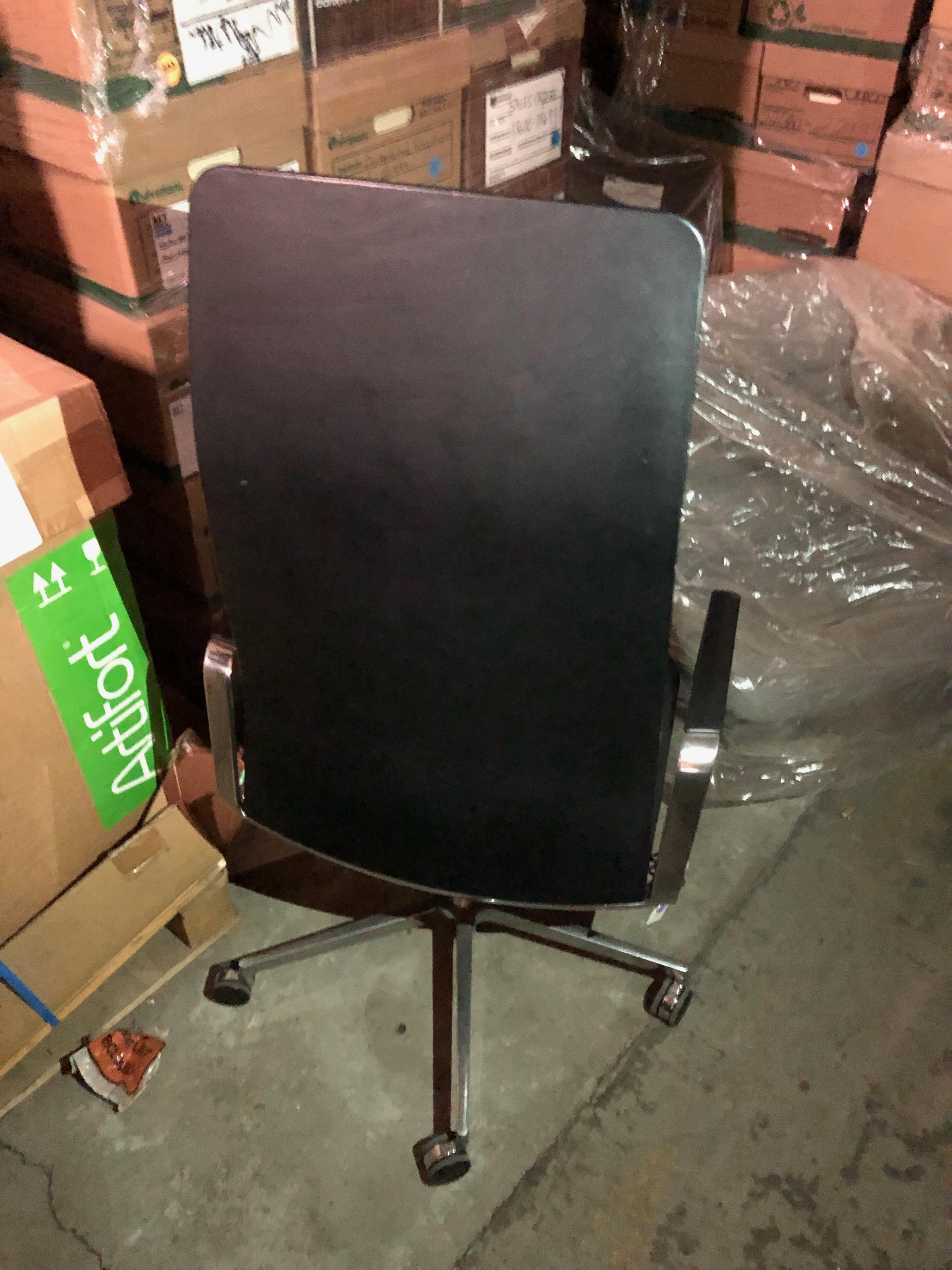 Lead Executive Swivel Black Leather Armchair In Good Condition In New York, NY