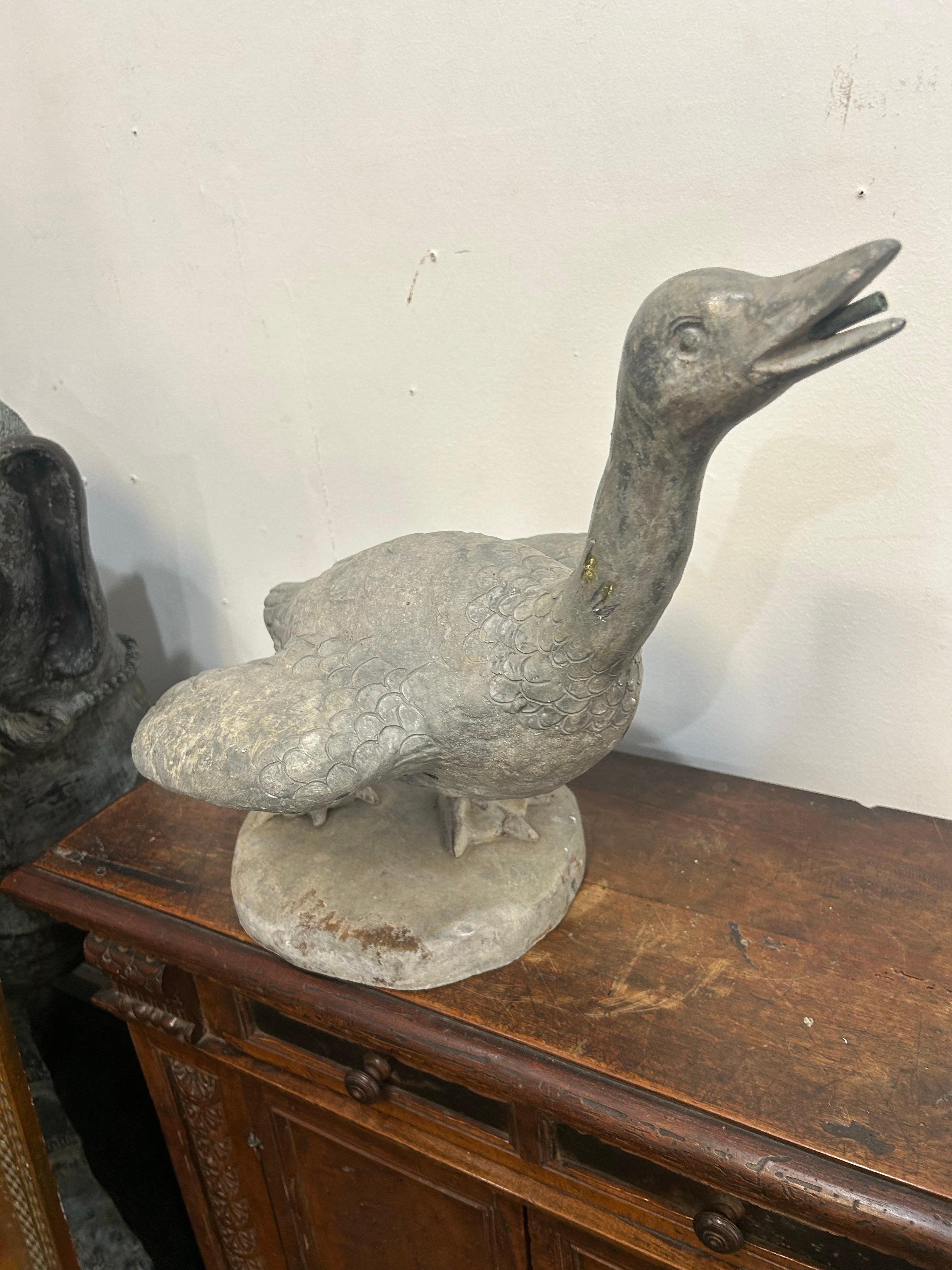 Schöne Bleifontäne eines  Gans. Schöne Details an den Federn, den Füßen und dem Kopf. Es ist 16 Zoll hoch 13 Zoll breit und 18 Zoll über den Flügeln. Siehe Fotos und Video.
