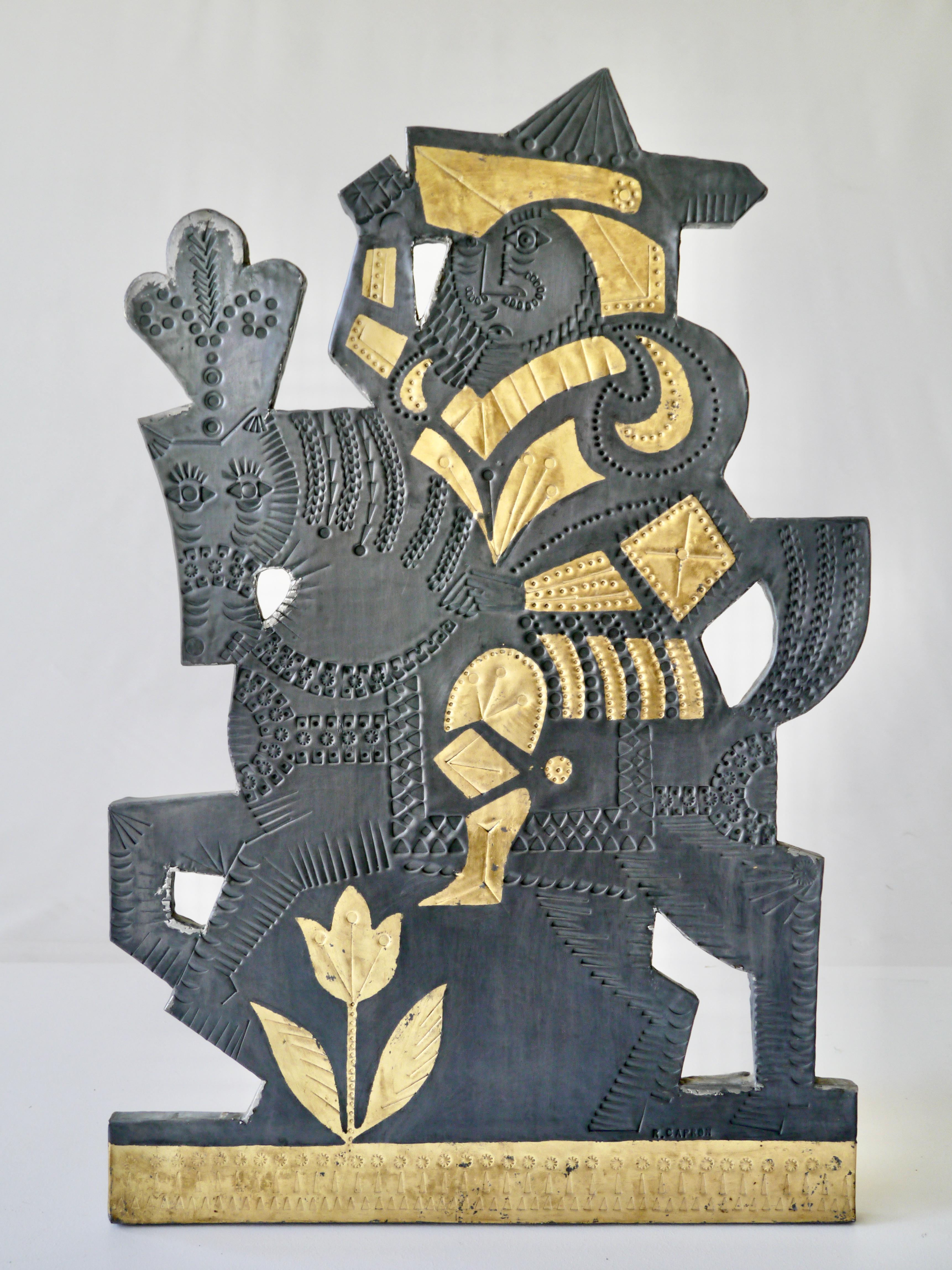 Außergewöhnliche dekorative Tafel nach dem Muster eines spanischen Ritters, die von den Künstlern Jean Derval und Roger Capron mit 4 Händen hergestellt wurde. 
Gestempeltes, mit Gold veredeltes Bleiblatt und signiert 