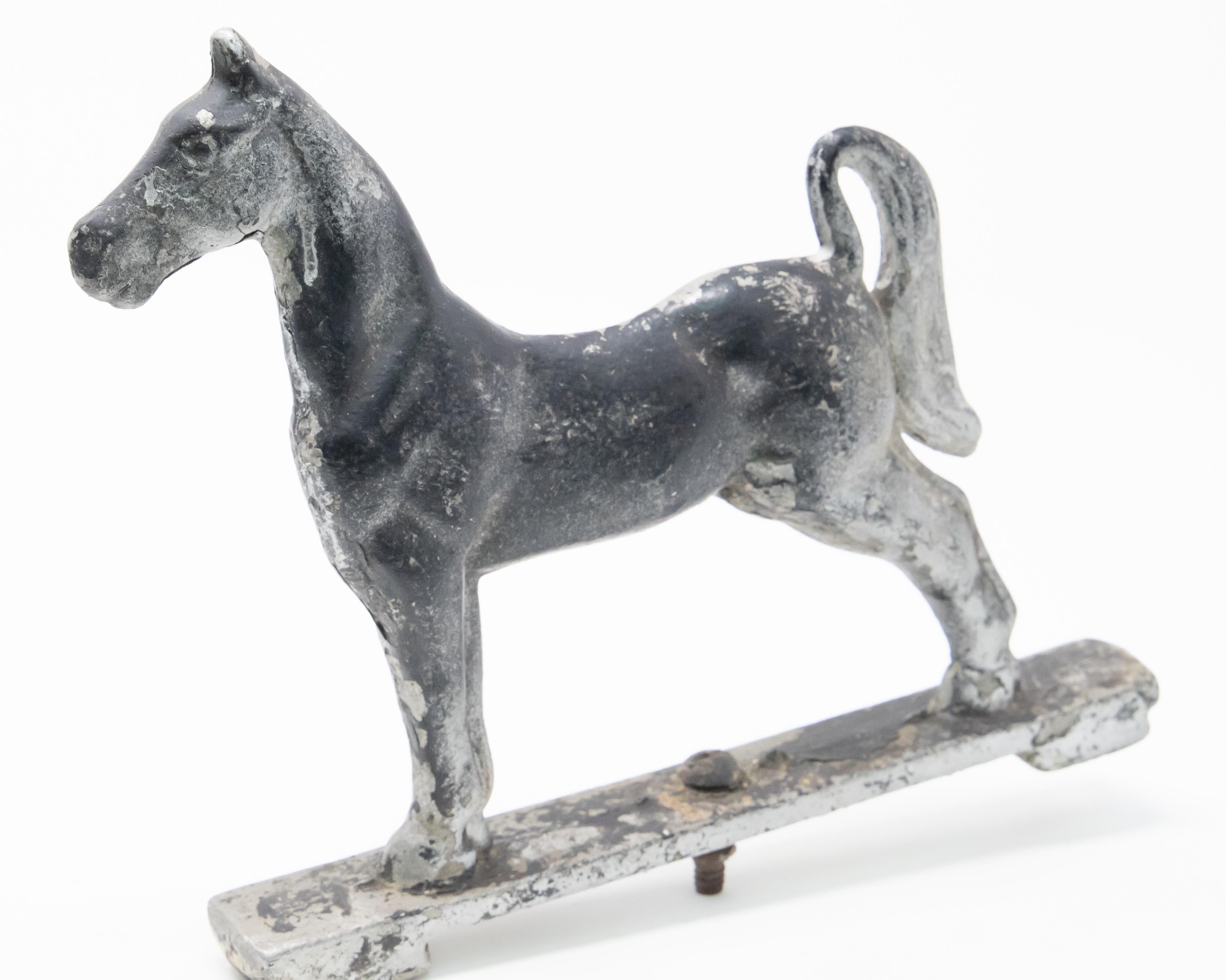Offering the beautiful metal horse mailbox topper. With a bolt in the middle of a thin strip of metal the horse stands in a stretched out pose with the head up and the tail perched.