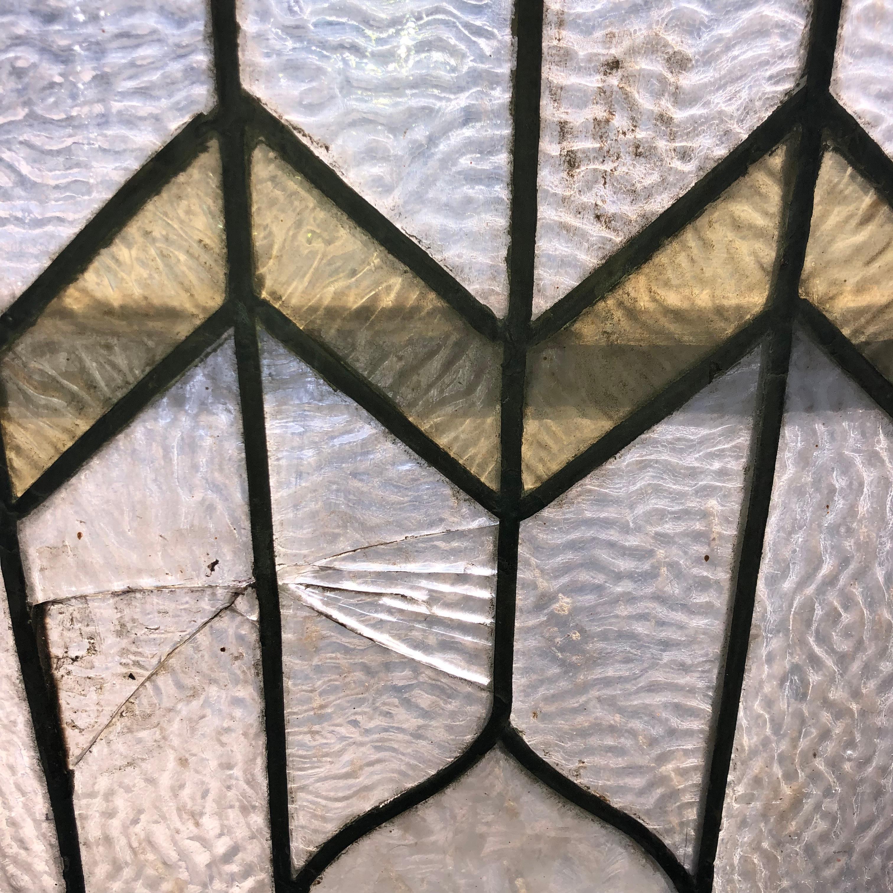 Fenêtre ancienne en verre légèrement coloré et ornée d'un motif au plomb. Ce vitrail provient d'une maison du début du siècle située à Brooklyn, dans l'État de New York !
Actuellement dans un cadre en bois - les dimensions totales sont celles du