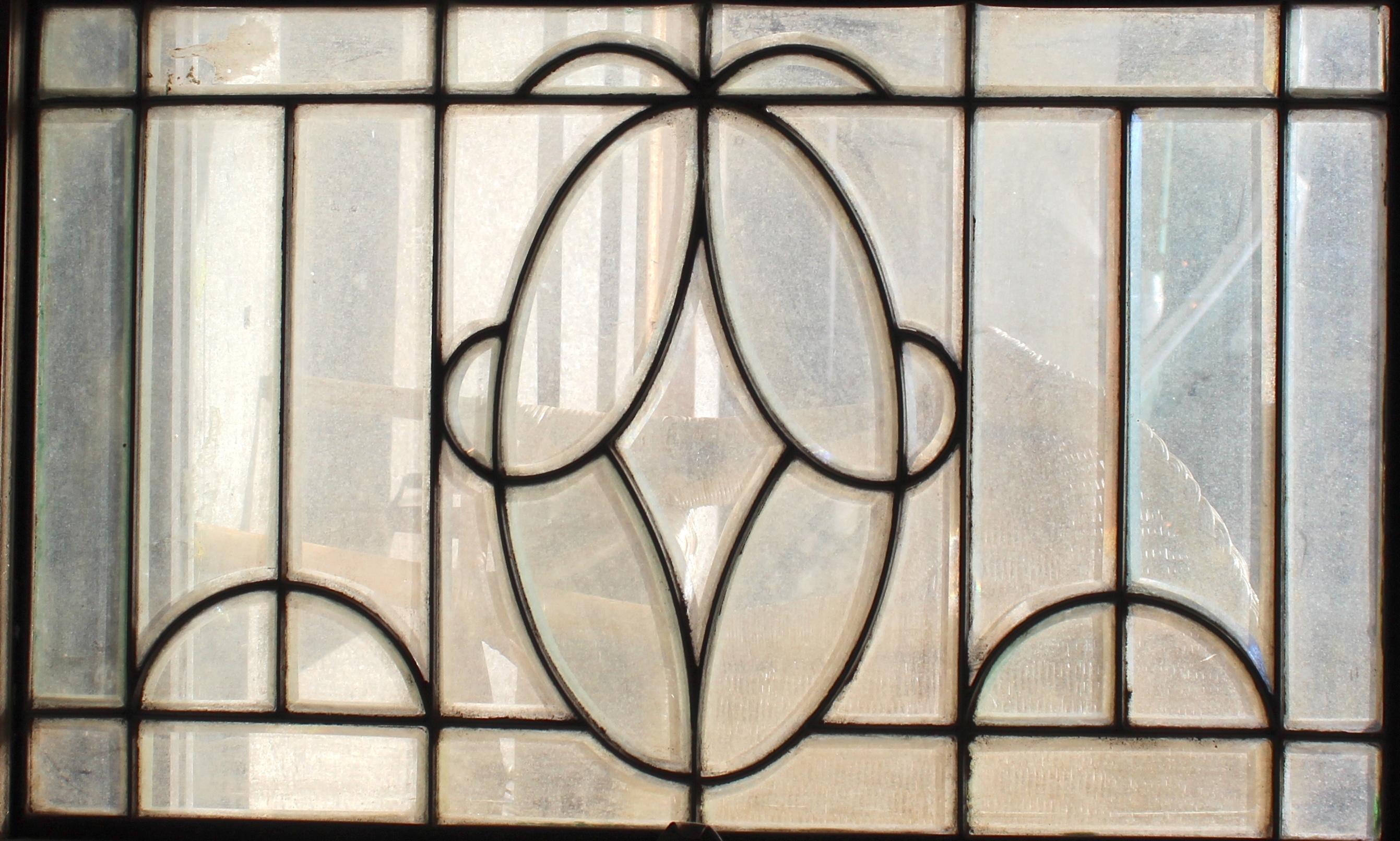 Fenêtre ancienne avec panneaux en verre biseauté. 
Actuellement dans un cadre en bois - les dimensions totales sont celles du vitrail et du cadre.
Situé à NY