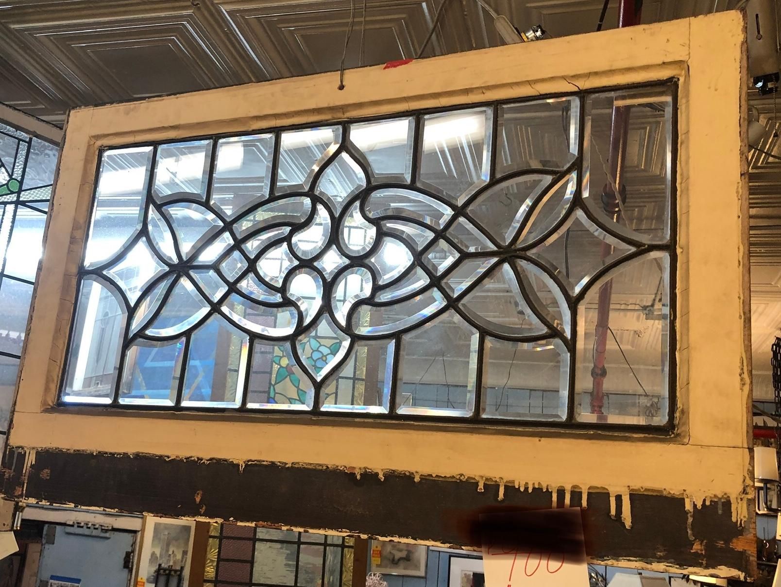 Fenêtre en verre américain avec design en plomb. Magnifique design/One composé de pièces en verre biseauté.
Le vitrail est actuellement placé dans un cadre temporaire en bois - les dimensions totales sont celles du vitrail et du cadre.
Situé à NY
