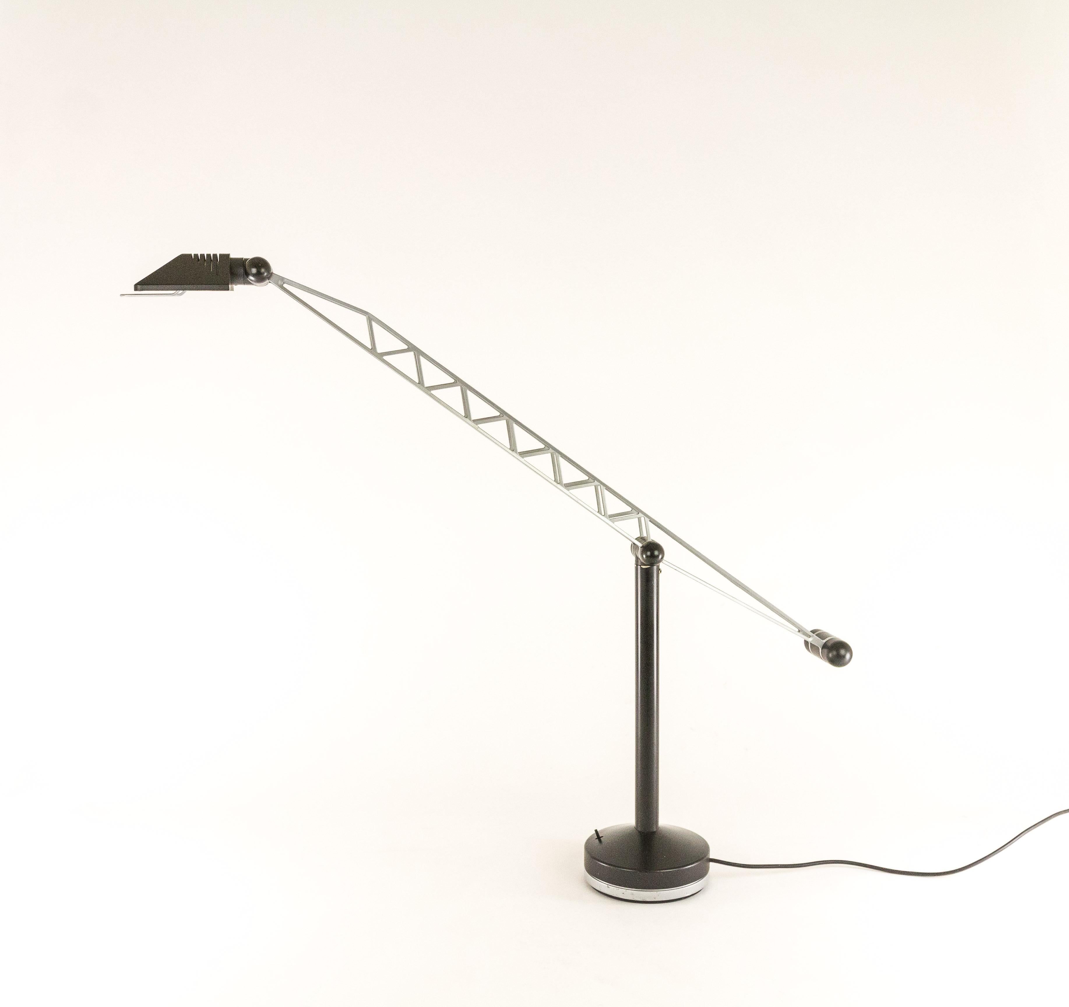 Leader, une lampe de table halogène conçue par Raul Barbieri et Giorgio Marianelli pour Tronconi de Milan, Italie.

Les lampes ont été conçues au milieu des années 1980. Elle est réglable dans toutes les directions et relativement grande pour une