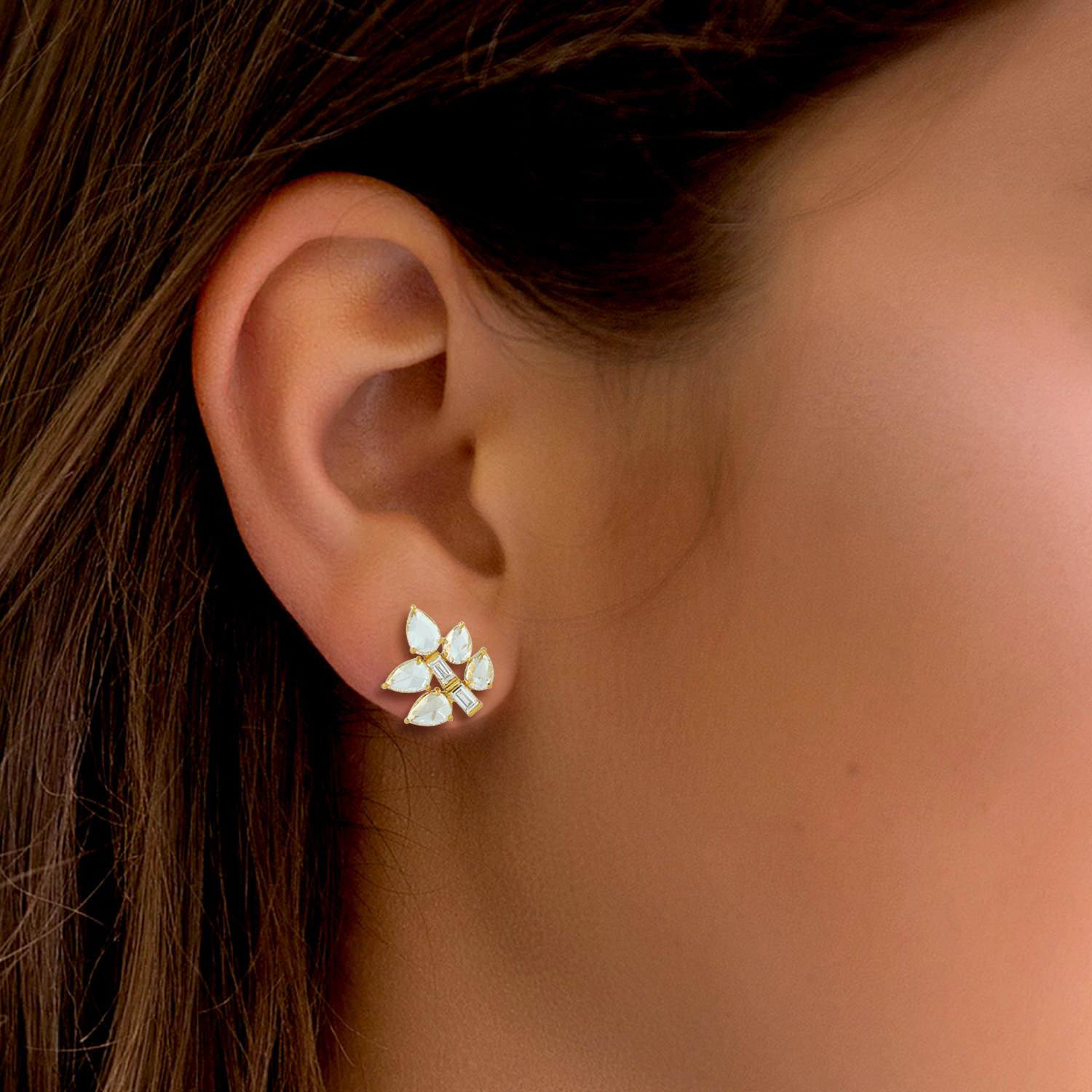 Ces boucles d'oreilles sont fabriquées à la main en or 18 carats et serties de 0,90 carats de diamants étincelants. 

SUIVRE  La vitrine de MEGHNA JEWELS pour découvrir la dernière collection et les pièces exclusives.  Meghna Jewels se classe parmi