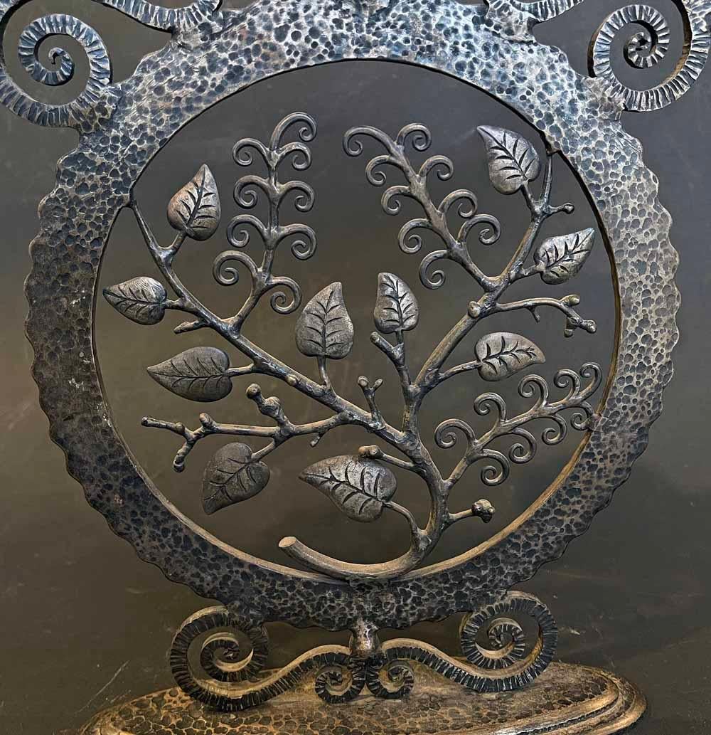 „Blatt und Branch“, auffälliges Art déco-Kandelaber aus Schmiedeeisen, exquisites Detail (Französisch) im Angebot