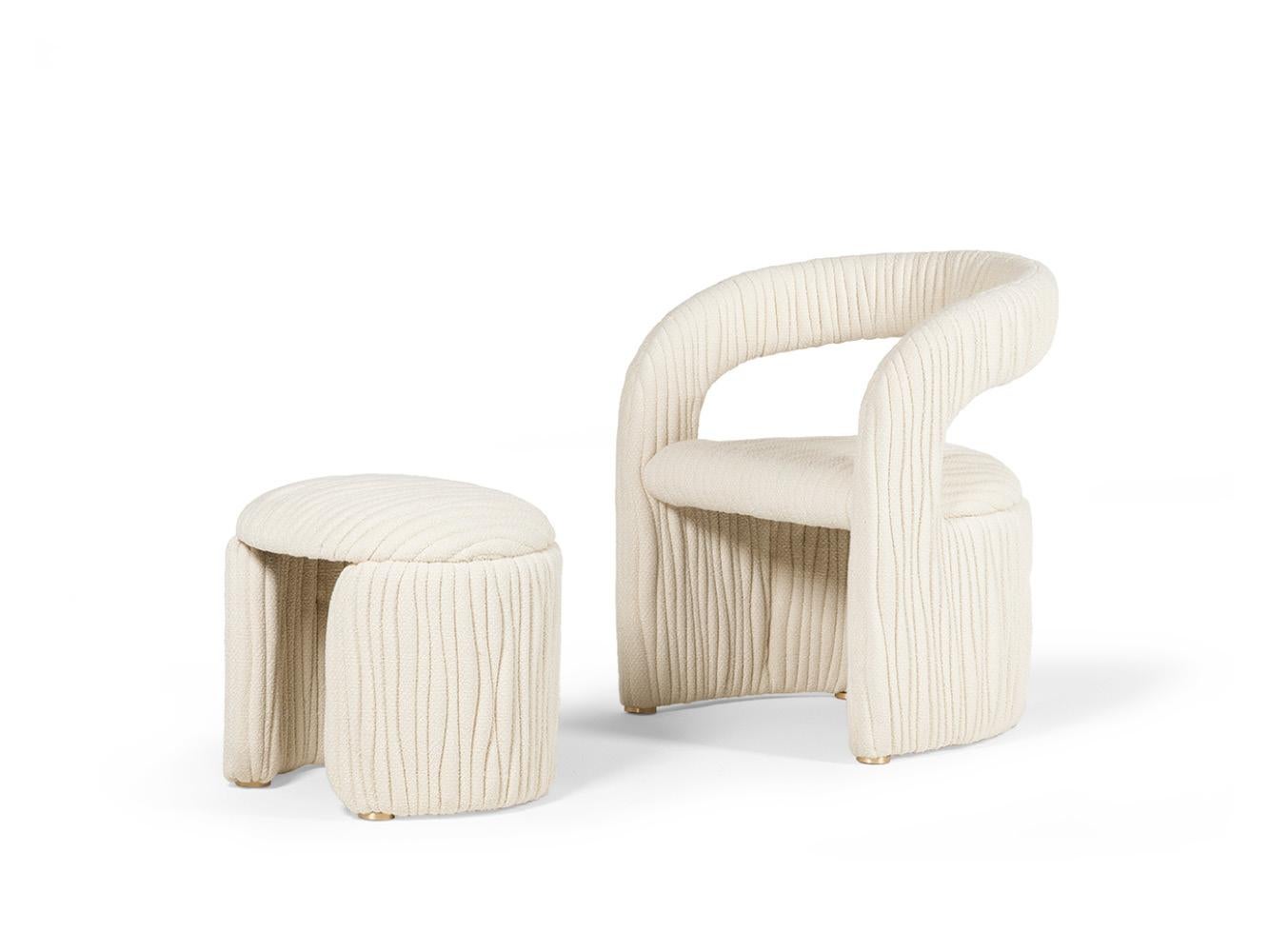 Fabriqué en Italie

La forme sinueuse du fauteuil Leaf rappelle le feuillage. Il est entièrement tapissé de tissu brodé et une surface ondulée, embrassant toute la structure, caractérise ce fauteuil.

Modèle d'étage en parfait état.

Spécifications