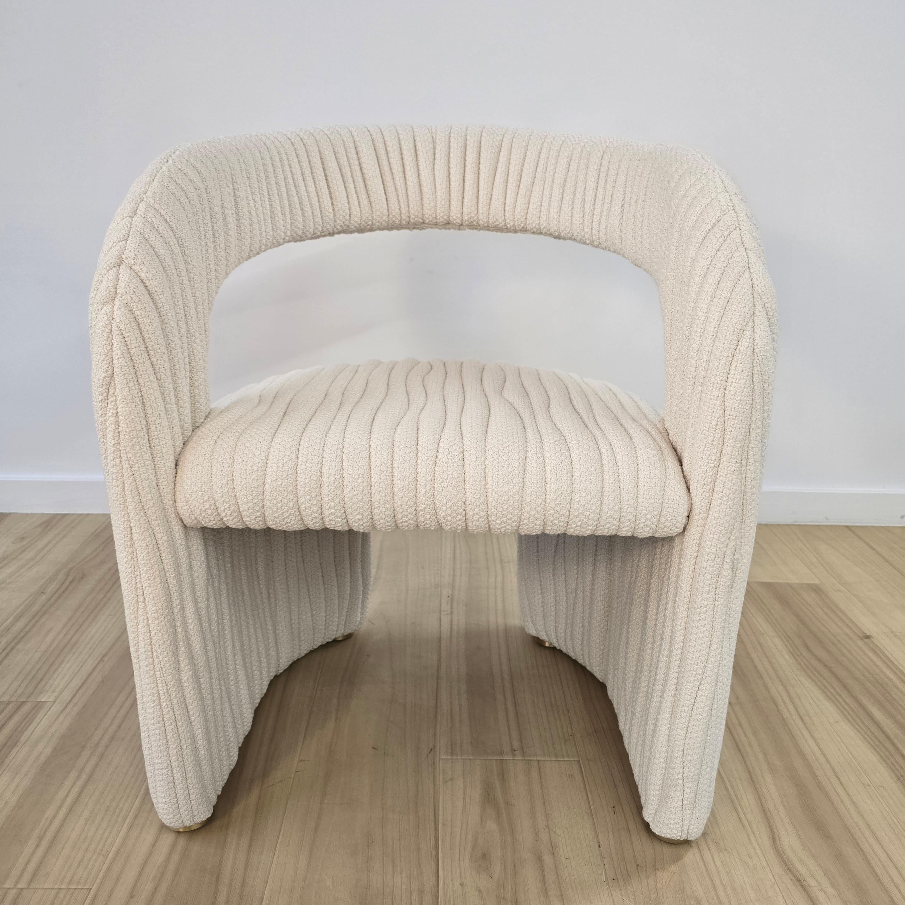 Fauteuil à feuilles  Design/One : Luca Erba Année : 2021

La forme sinueuse du fauteuil Leaf rappelle le feuillage. Il est entièrement tapissé de cuirs ou de tissus brodés et une surface ondulée, embrassant toute la structure, caractérise ce