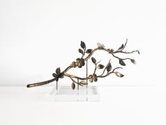 Blatt- und Blütenblatt-Skulptur aus Weinrebenholz, montiert auf Acryl, gealtert in gealtertem Gold