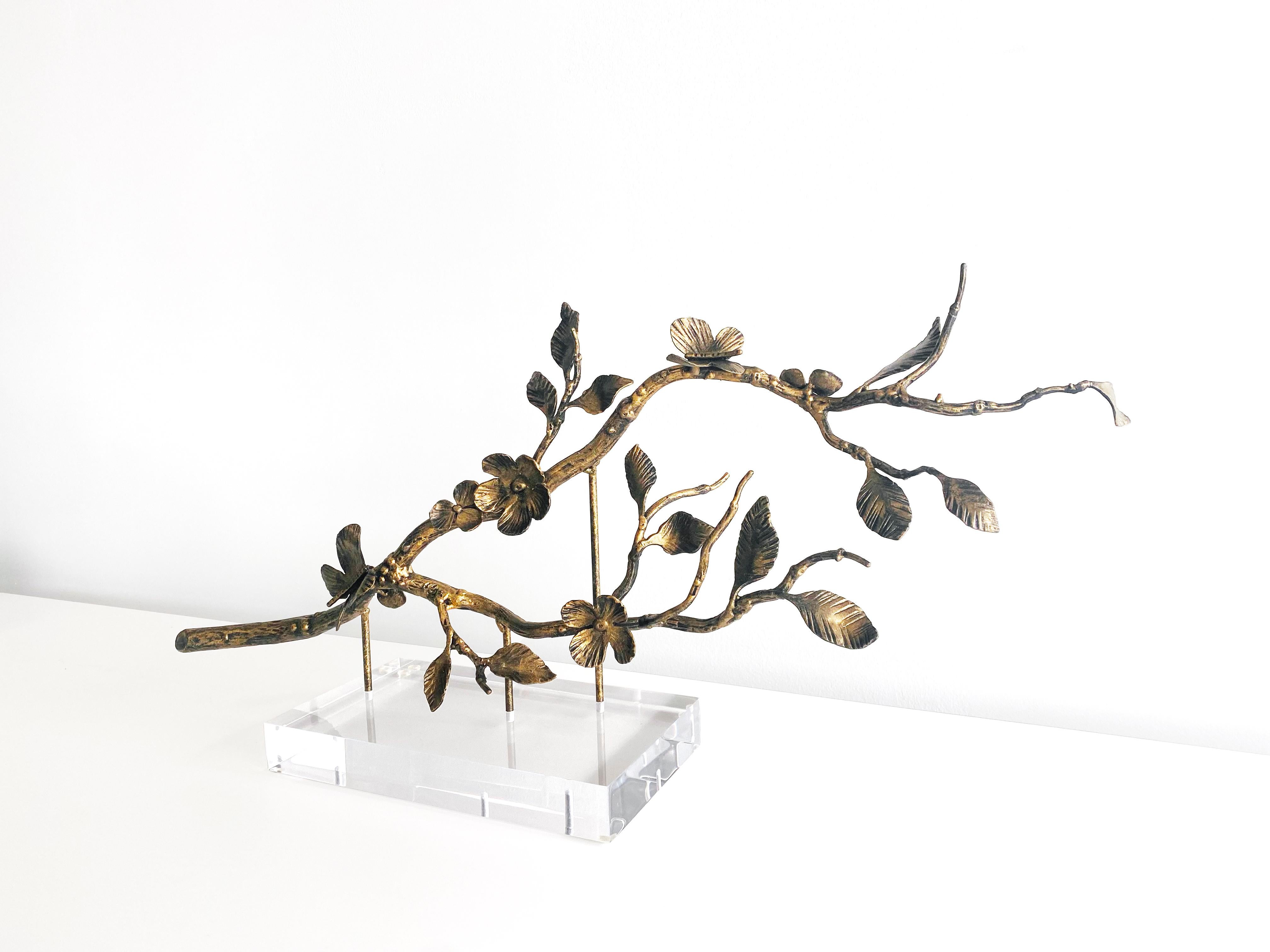 Escultura Enredadera Hoja y Flor Montada sobre Acrílico, Acabada en Oro Envejecido Estadounidense en venta
