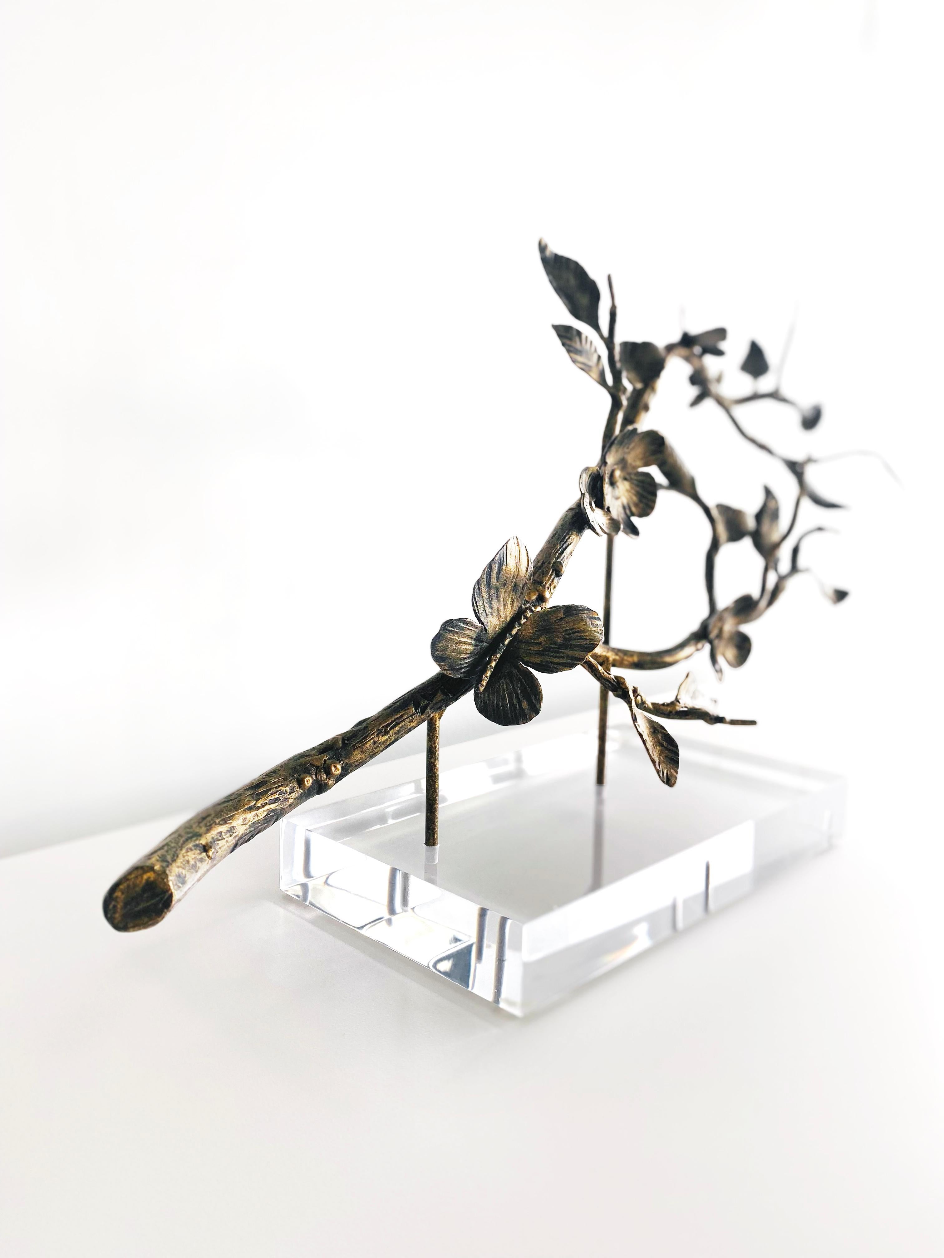 Escultura Enredadera Hoja y Flor Montada sobre Acrílico, Acabada en Oro Envejecido Soldado en venta