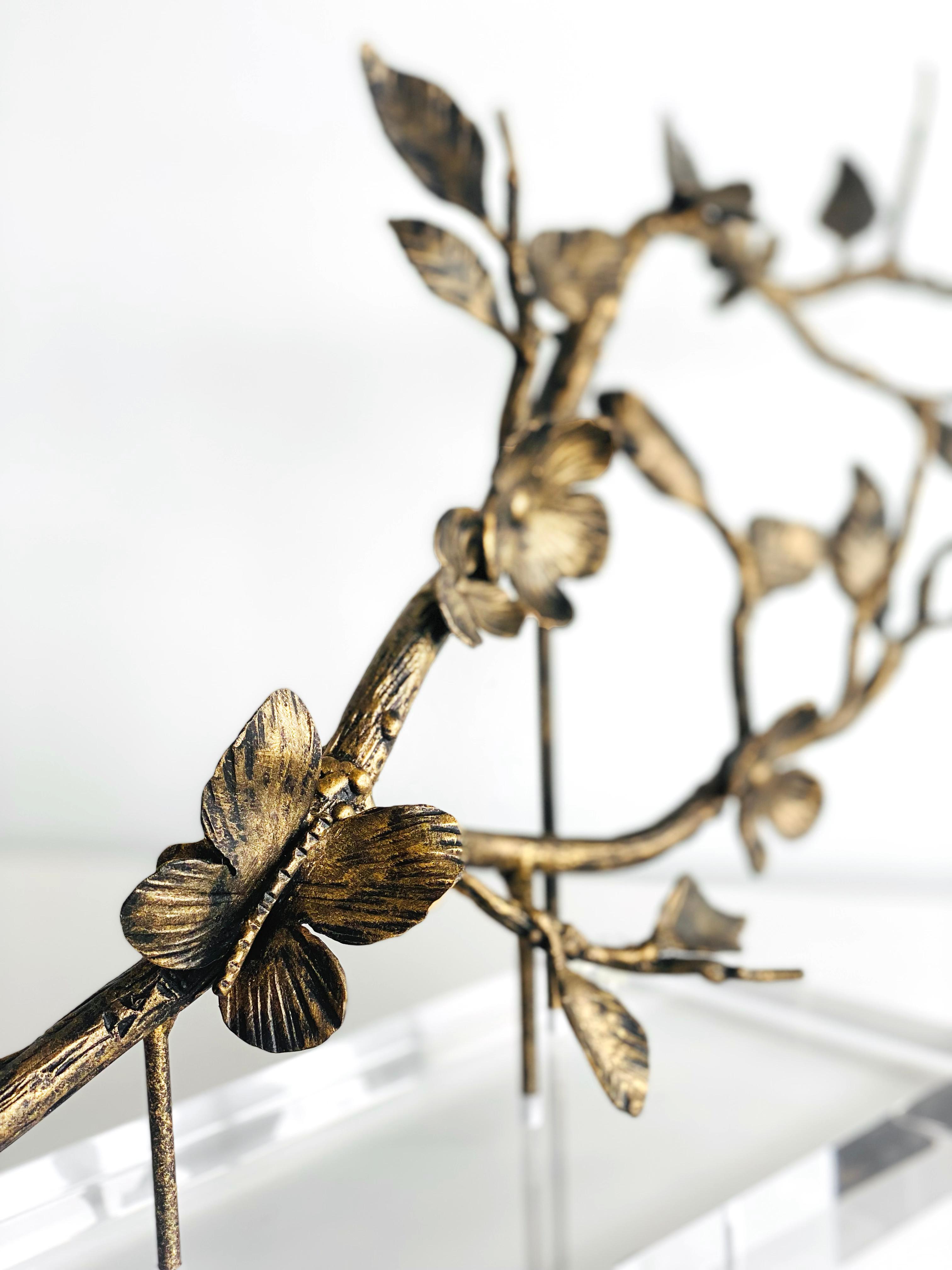 Escultura Enredadera Hoja y Flor Montada sobre Acrílico, Acabada en Oro Envejecido Siglo XXI y contemporáneo en venta