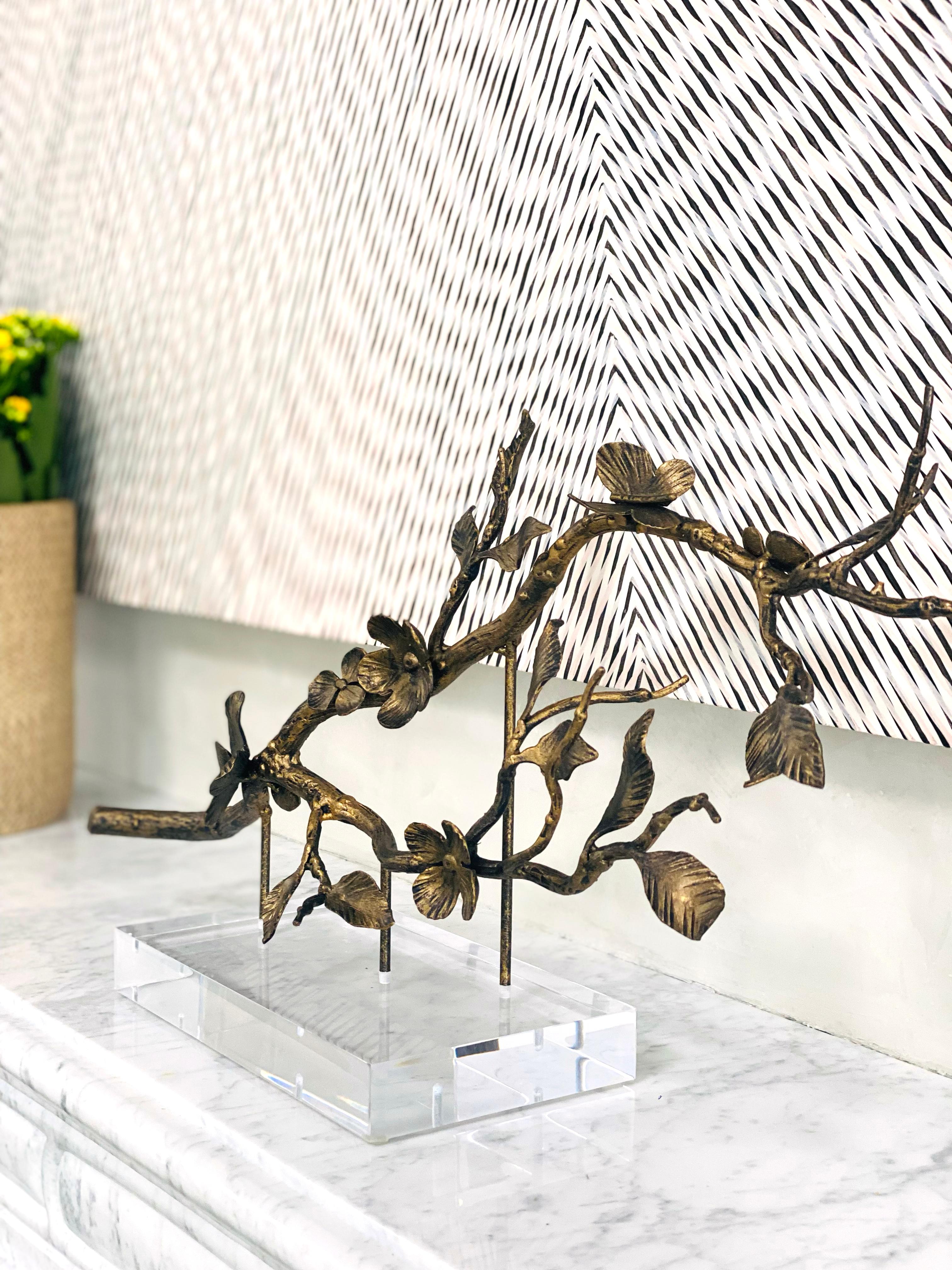 Escultura Enredadera Hoja y Flor Montada sobre Acrílico, Acabada en Oro Envejecido Hierro en venta
