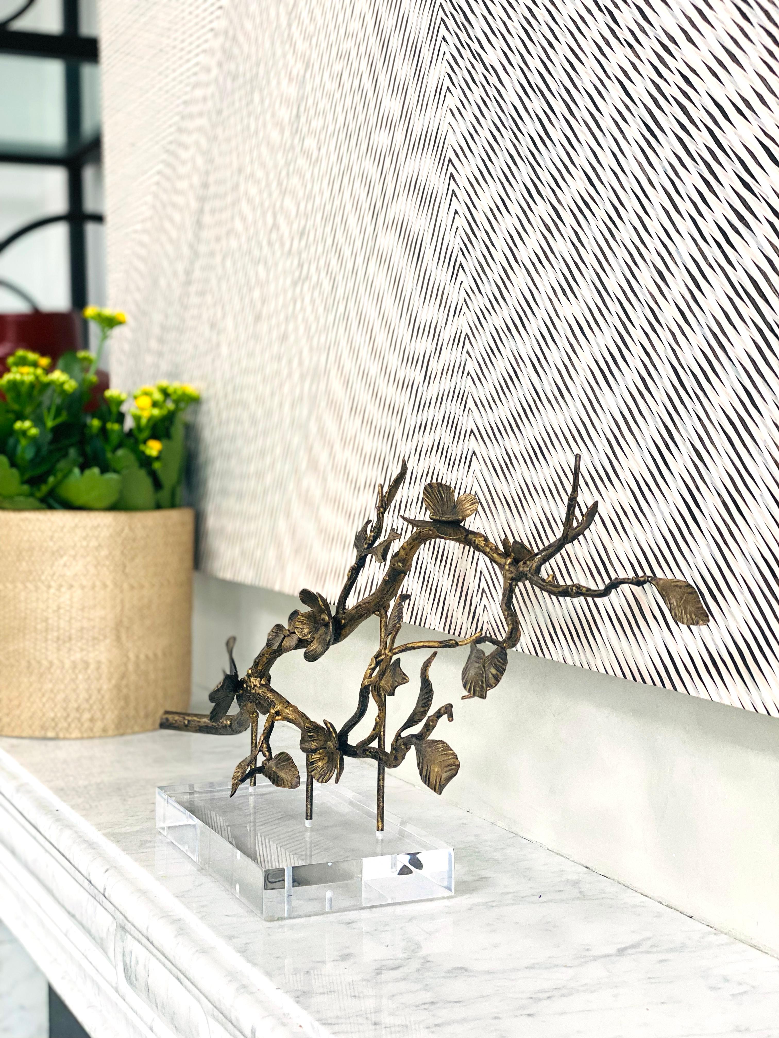 Escultura Enredadera Hoja y Flor Montada sobre Acrílico, Acabada en Oro Envejecido en venta 1