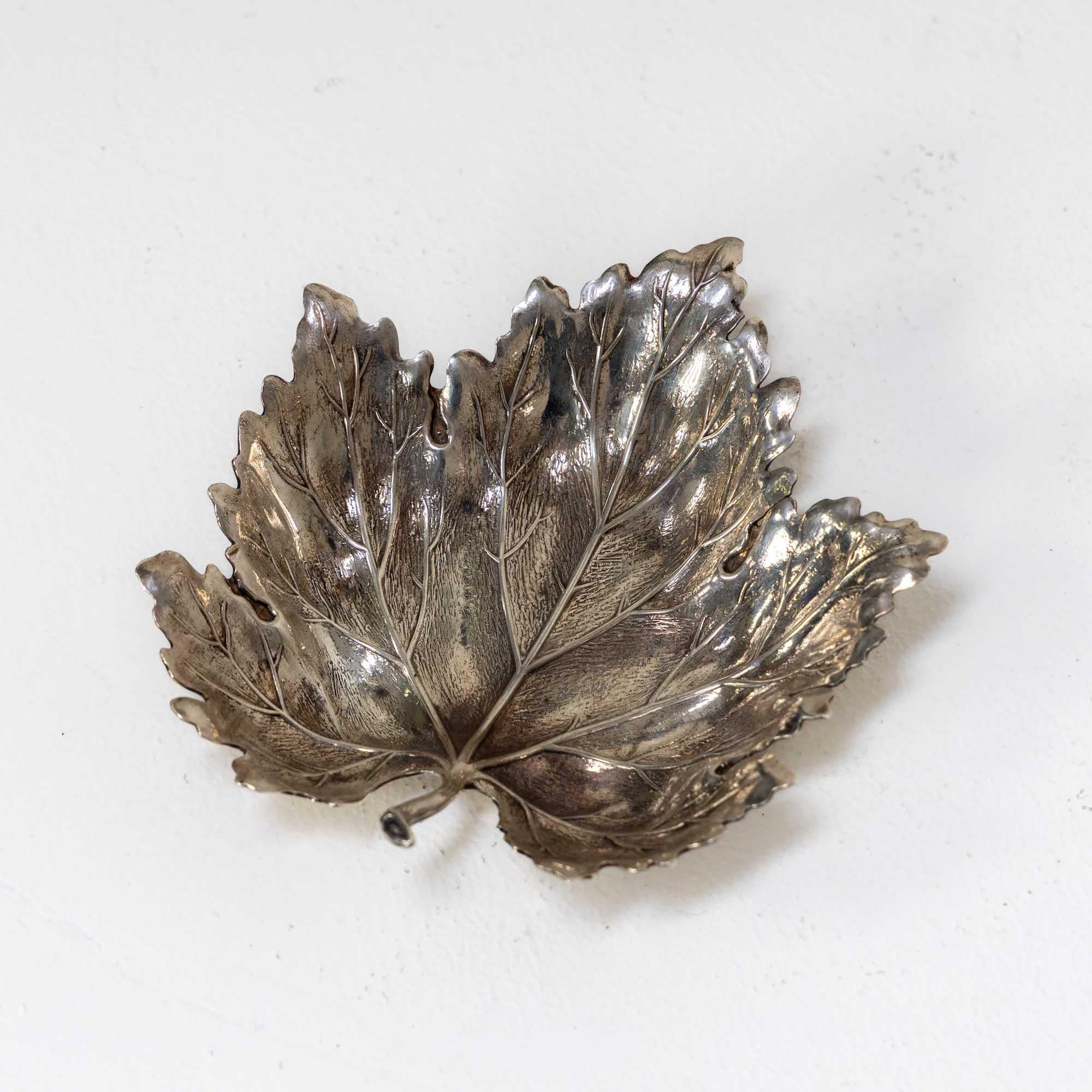 Bowl in the shape of a vine leaf made of 925 silver, weight: 69g. Stamped at the bottom.