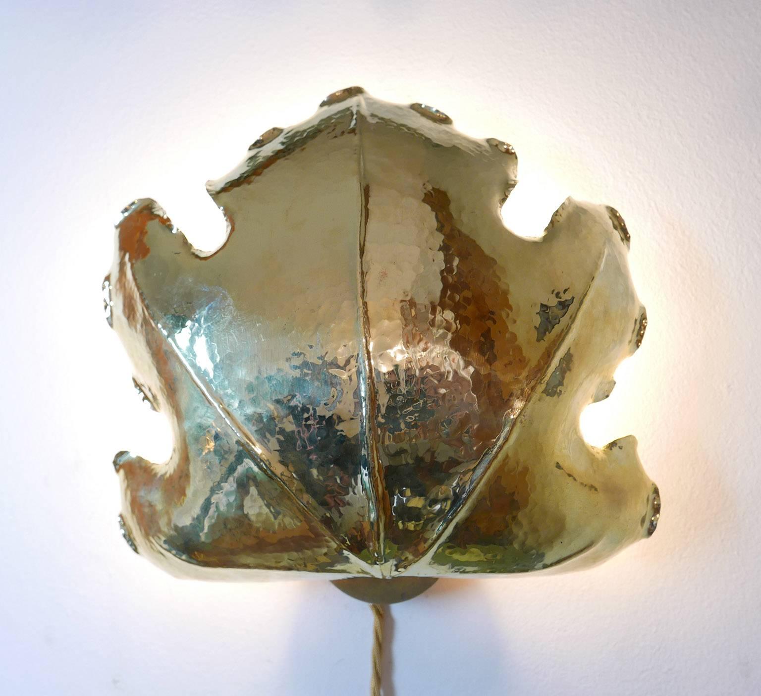Brass wall lamp, with hummered surface. 
Attribuited to Botega Gadda in Milano.