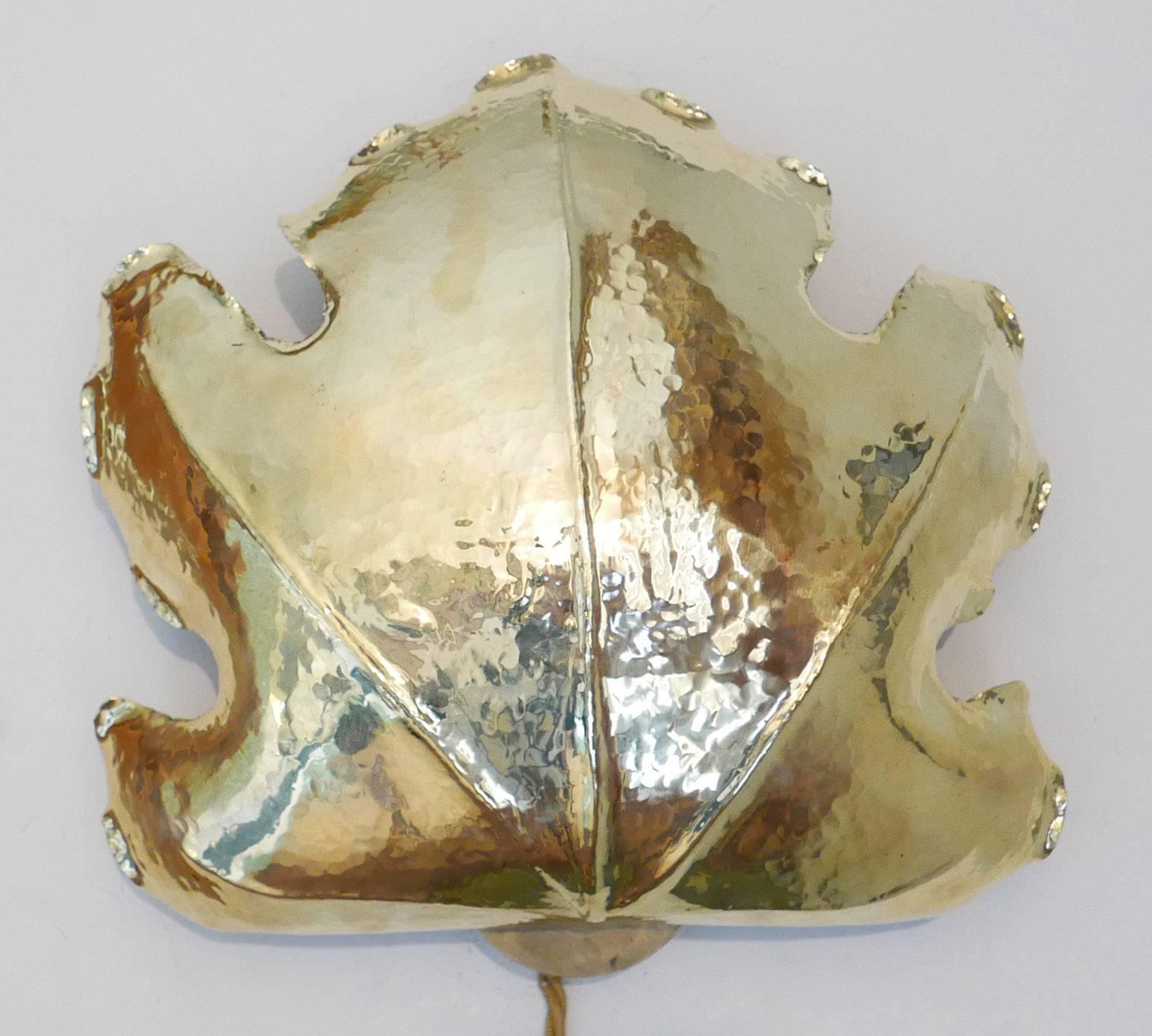 Hammered Leaf Brass Wall Lamp, in the Style of Bottega Gadda, Milano, 1960s For Sale