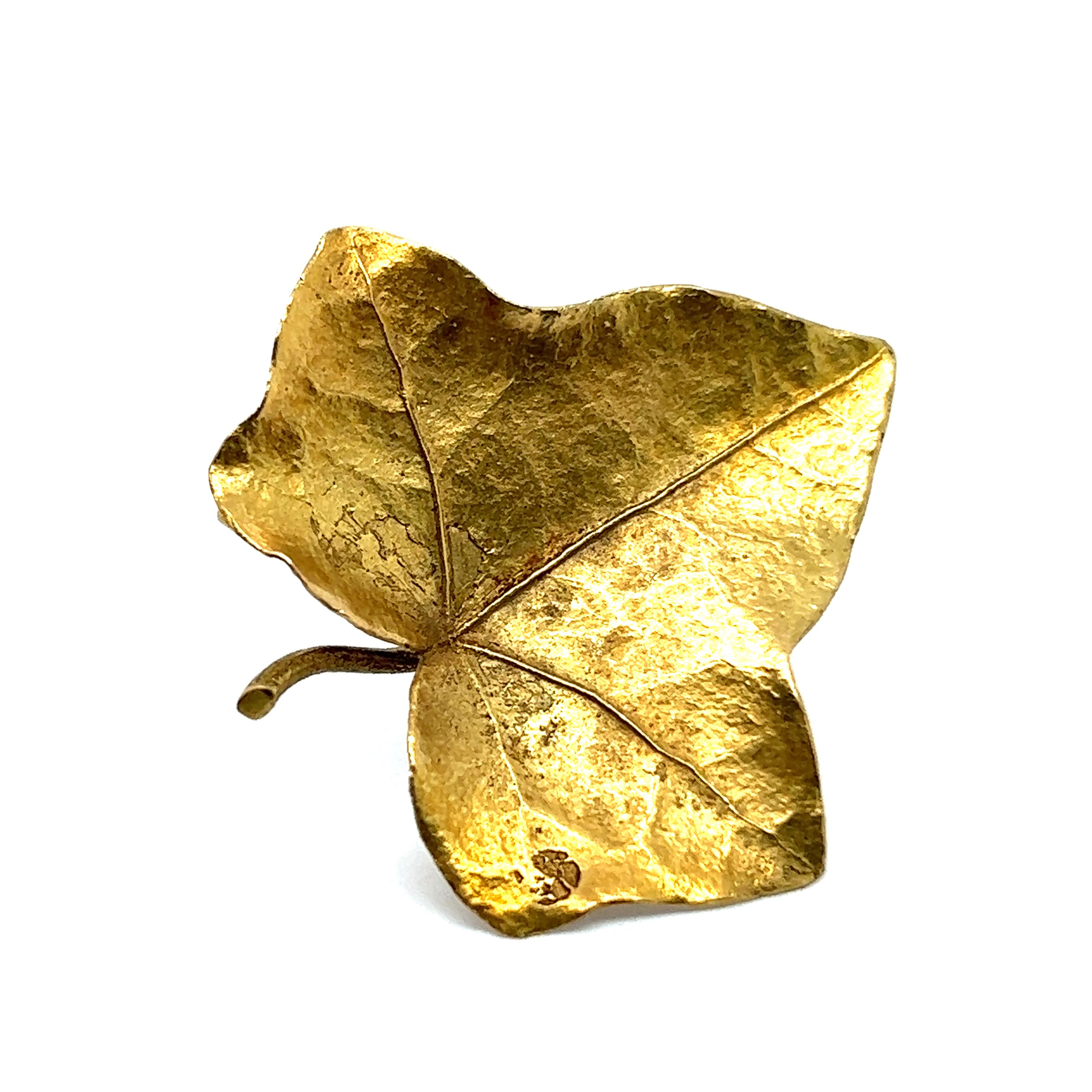 Une exquise broche en forme de feuille de Bucherer, réalisée en or jaune 18 carats. Fondée en 1888, Bucherer allie tradition et innovation, créant des pièces durables qui reflètent le dévouement inébranlable de la marque à l'excellence.

Ce bijou